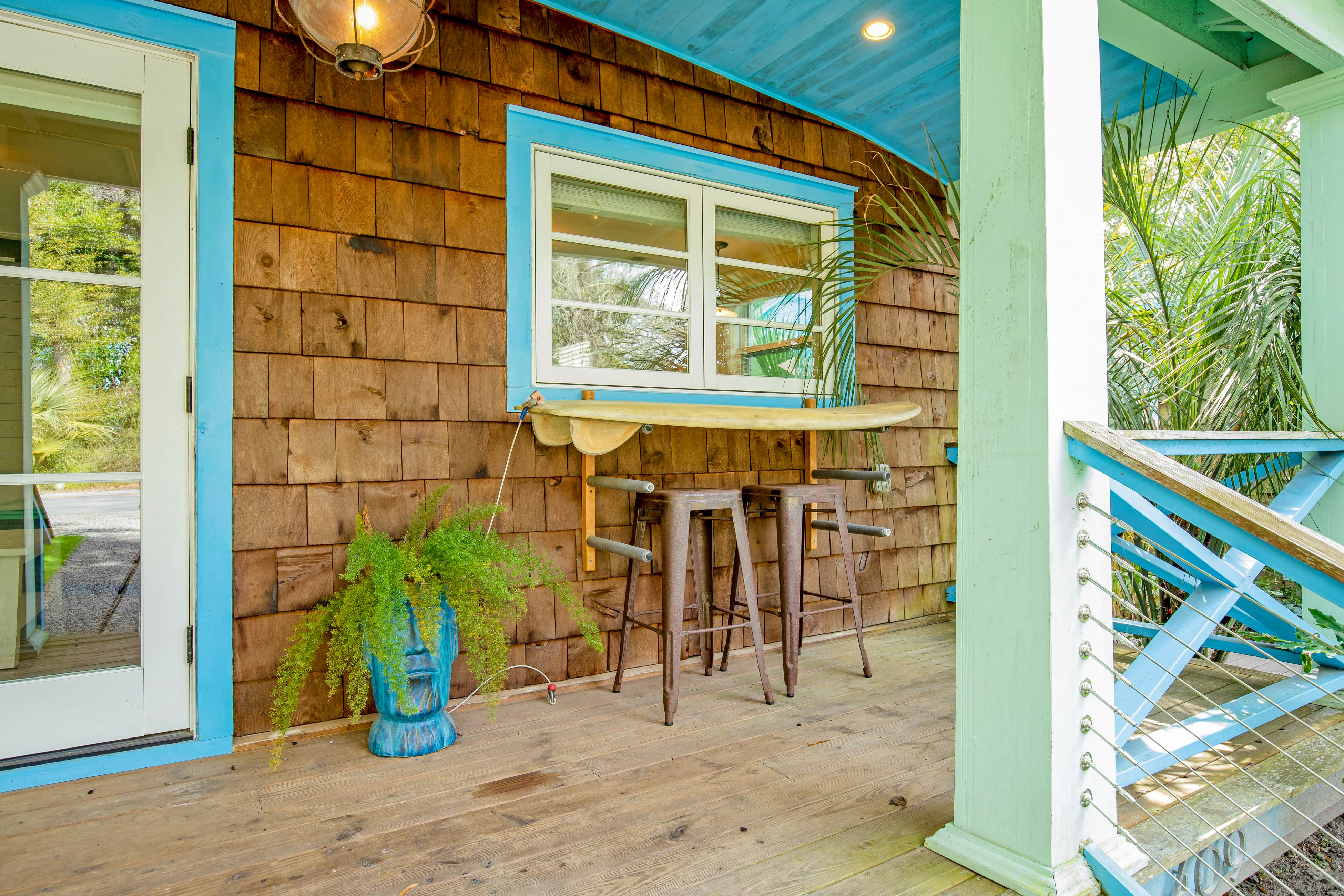 Fun dog-friendly getaway near the beach with yard, kitchenette & WiFi