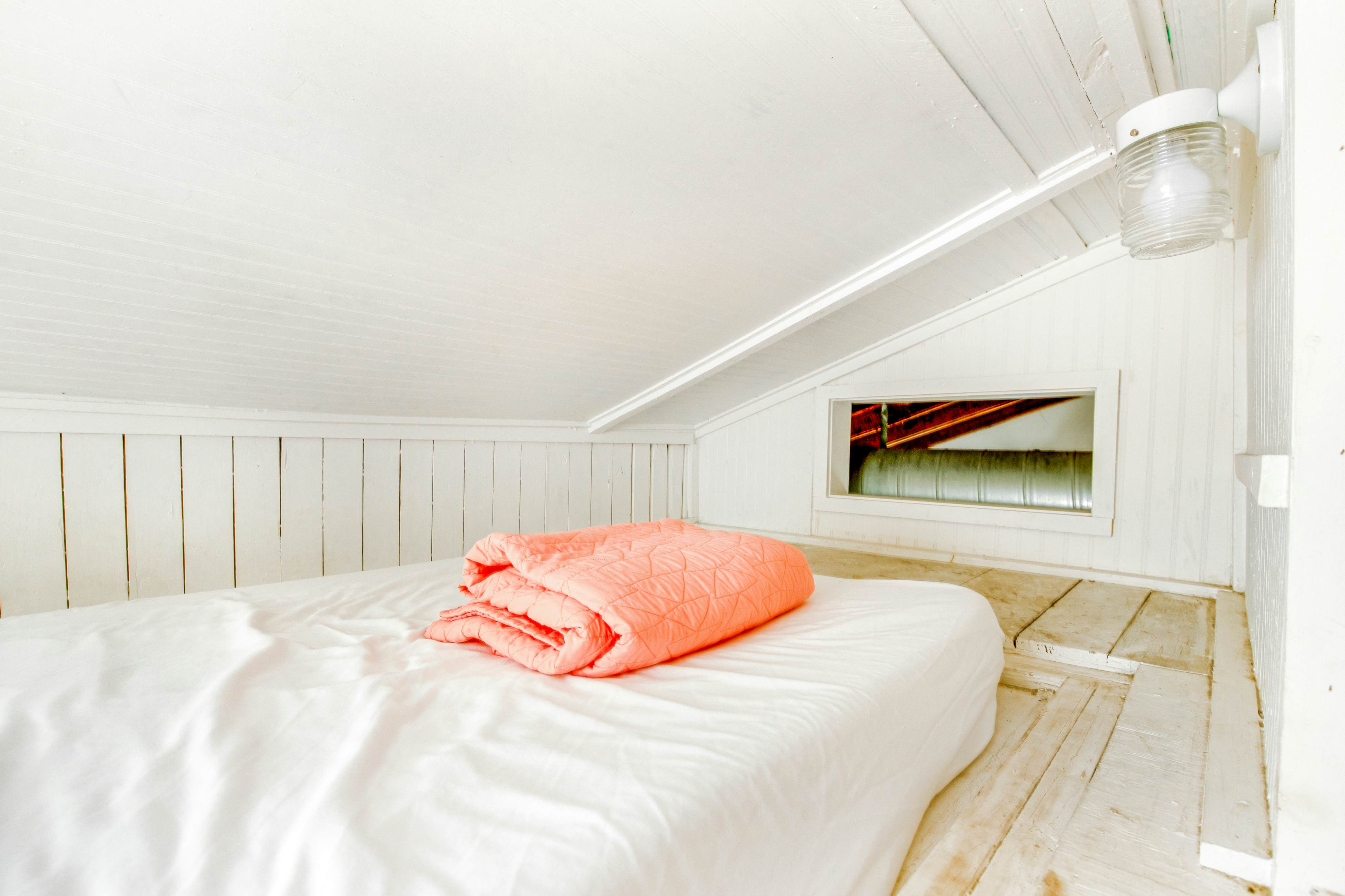 Fun dog-friendly getaway near the beach with yard, kitchenette & WiFi