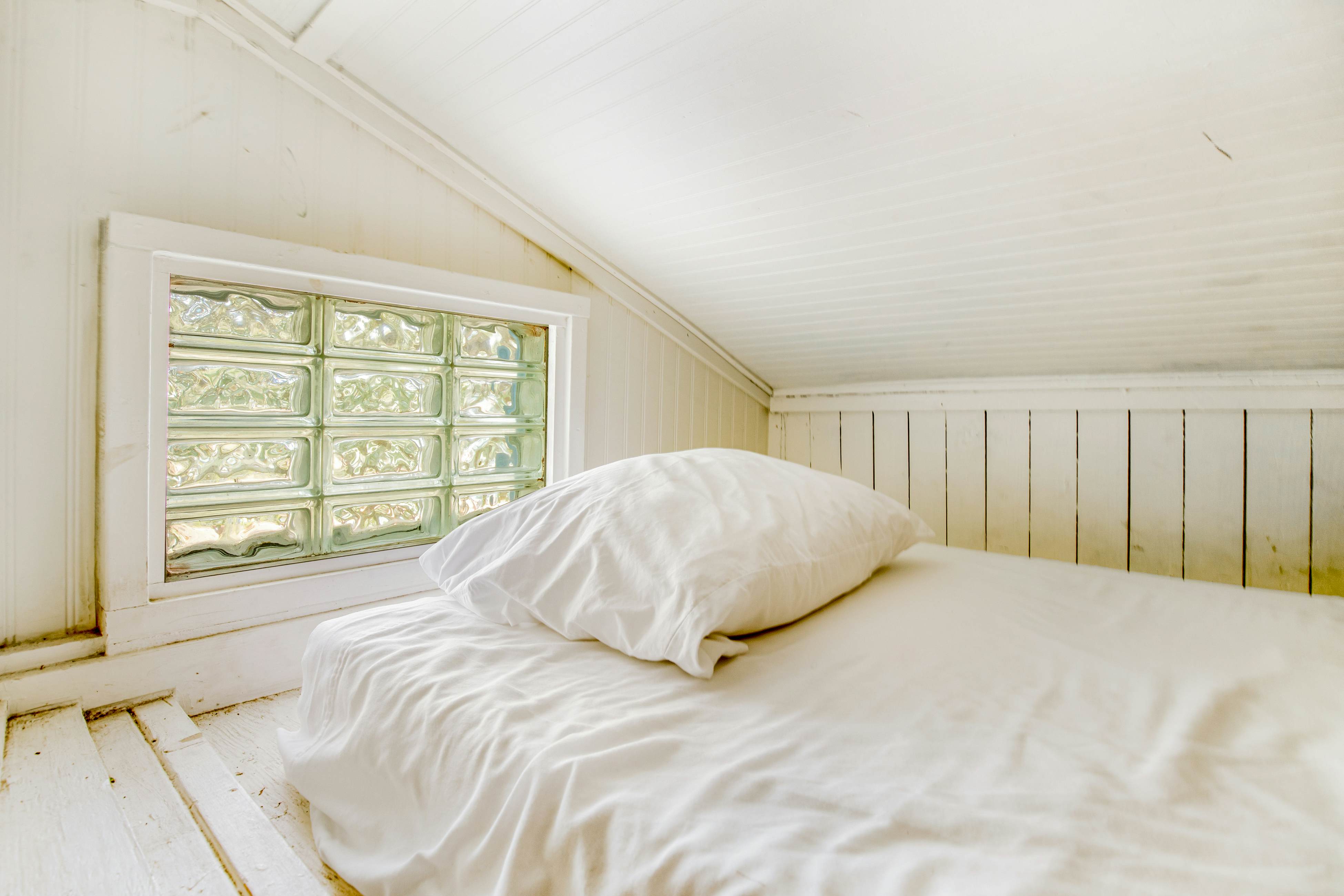 Fun dog-friendly getaway near the beach with yard, kitchenette & WiFi