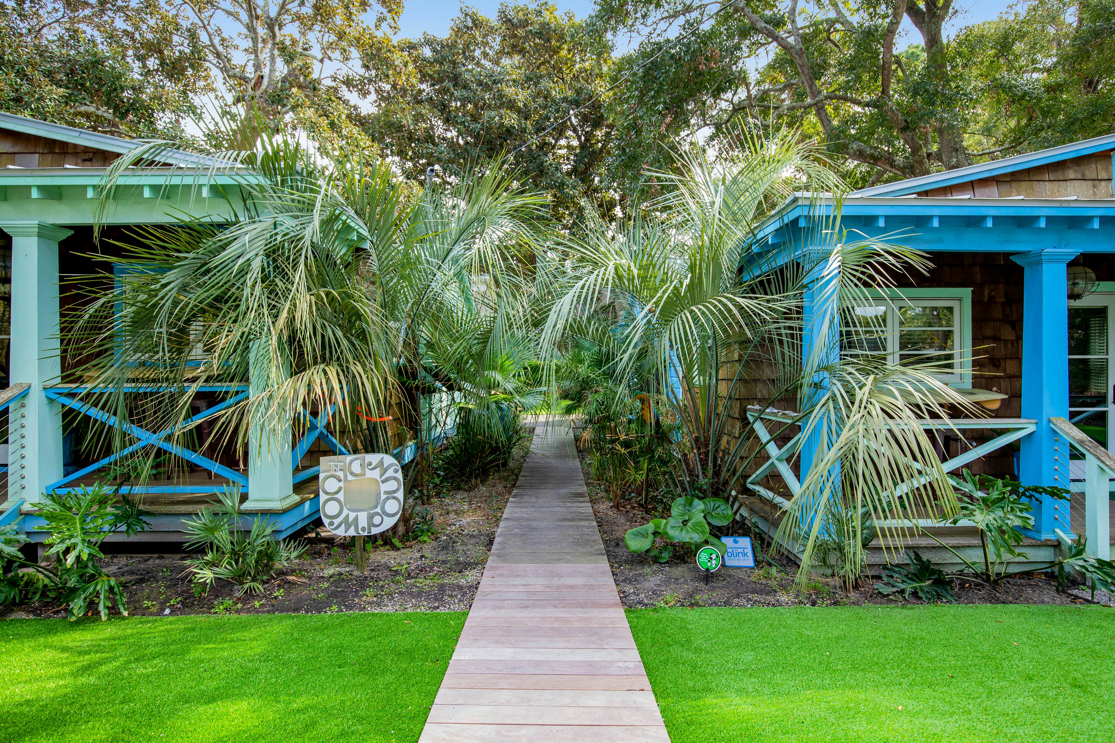 Fun dog-friendly getaway near the beach with yard, kitchenette & WiFi