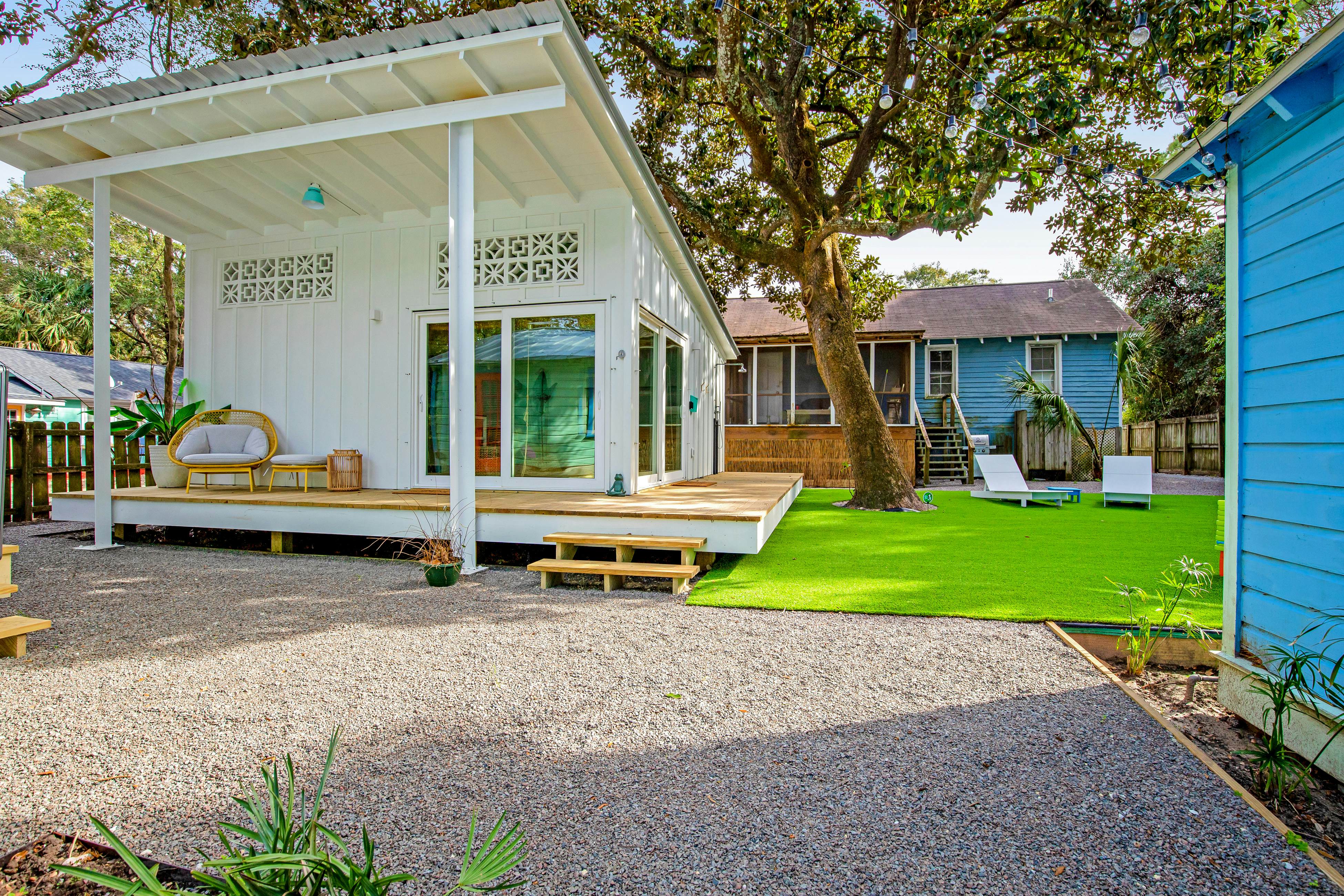 Fun dog-friendly getaway near the beach with yard, kitchenette & WiFi