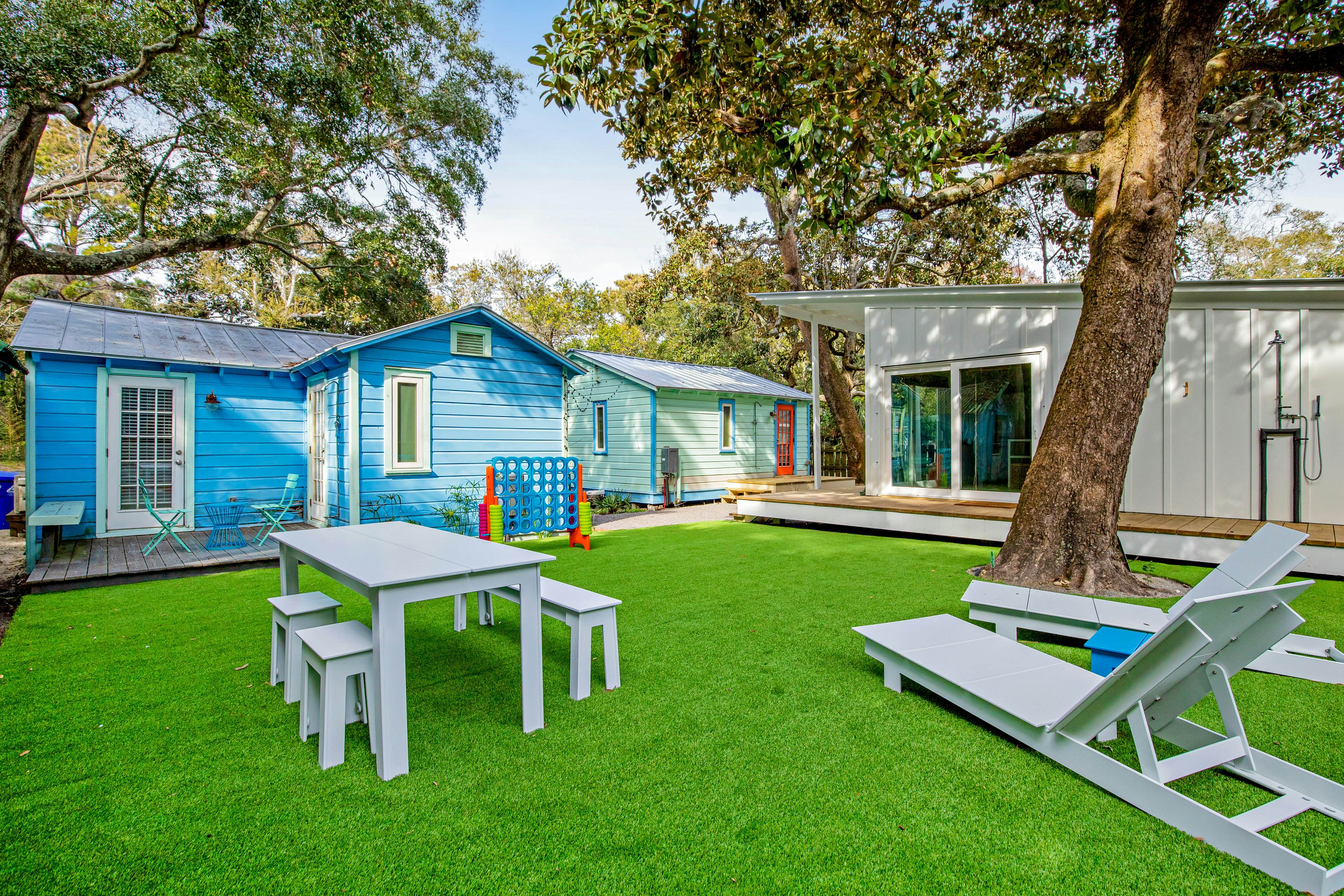 Fun dog-friendly getaway near the beach with yard, kitchenette & WiFi