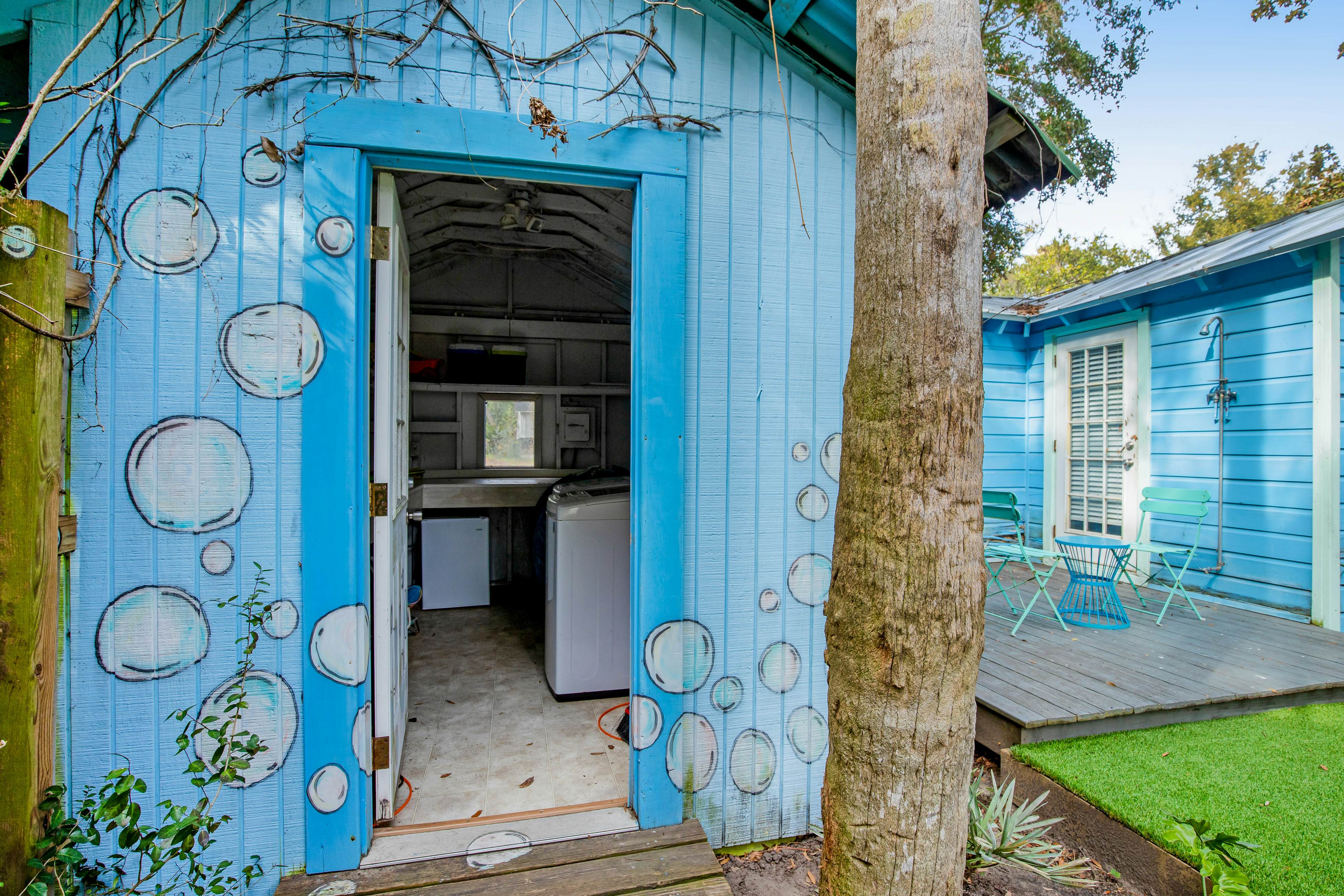 Fun dog-friendly getaway near the beach with yard, kitchenette & WiFi