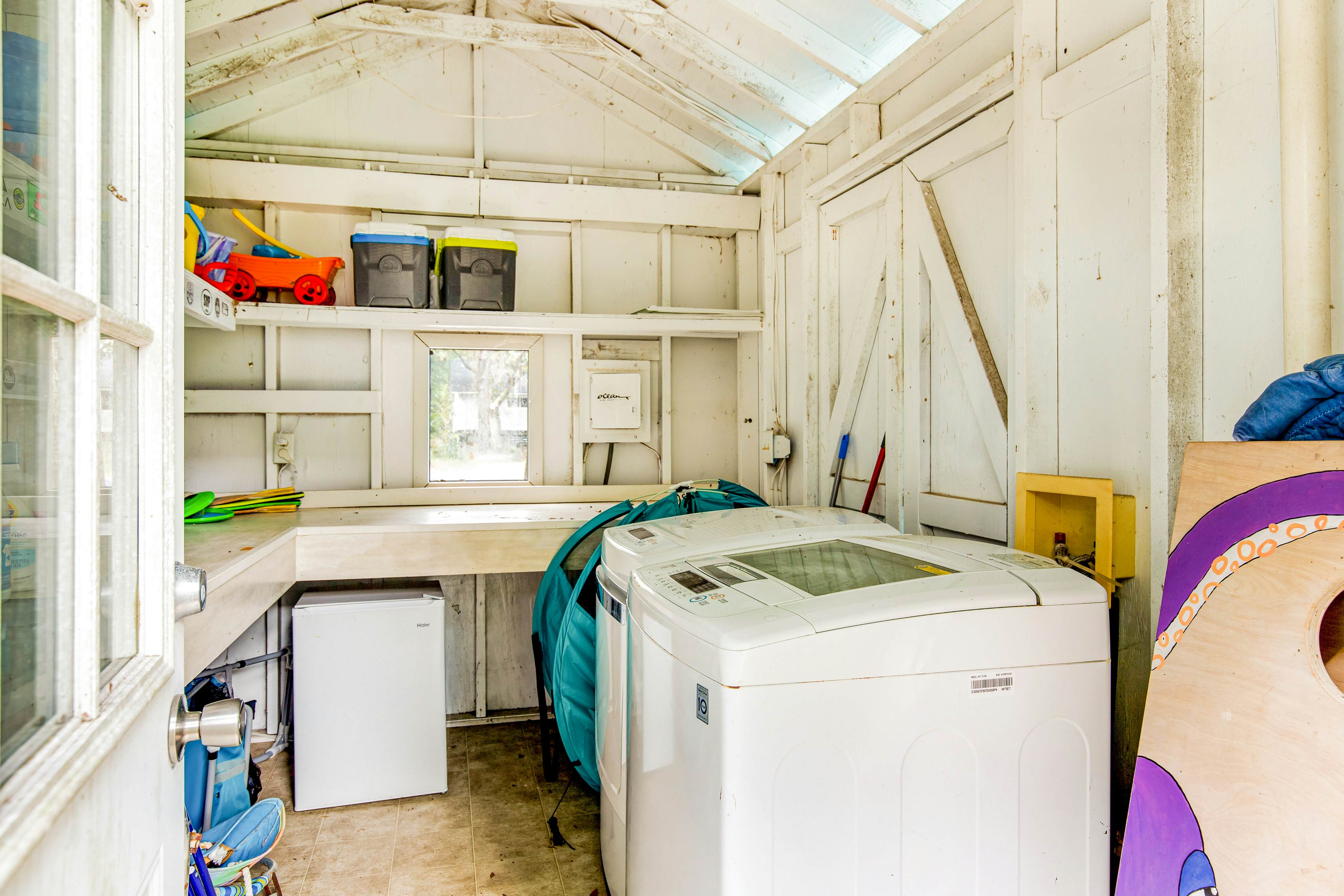 Fun dog-friendly getaway near the beach with yard, kitchenette & WiFi