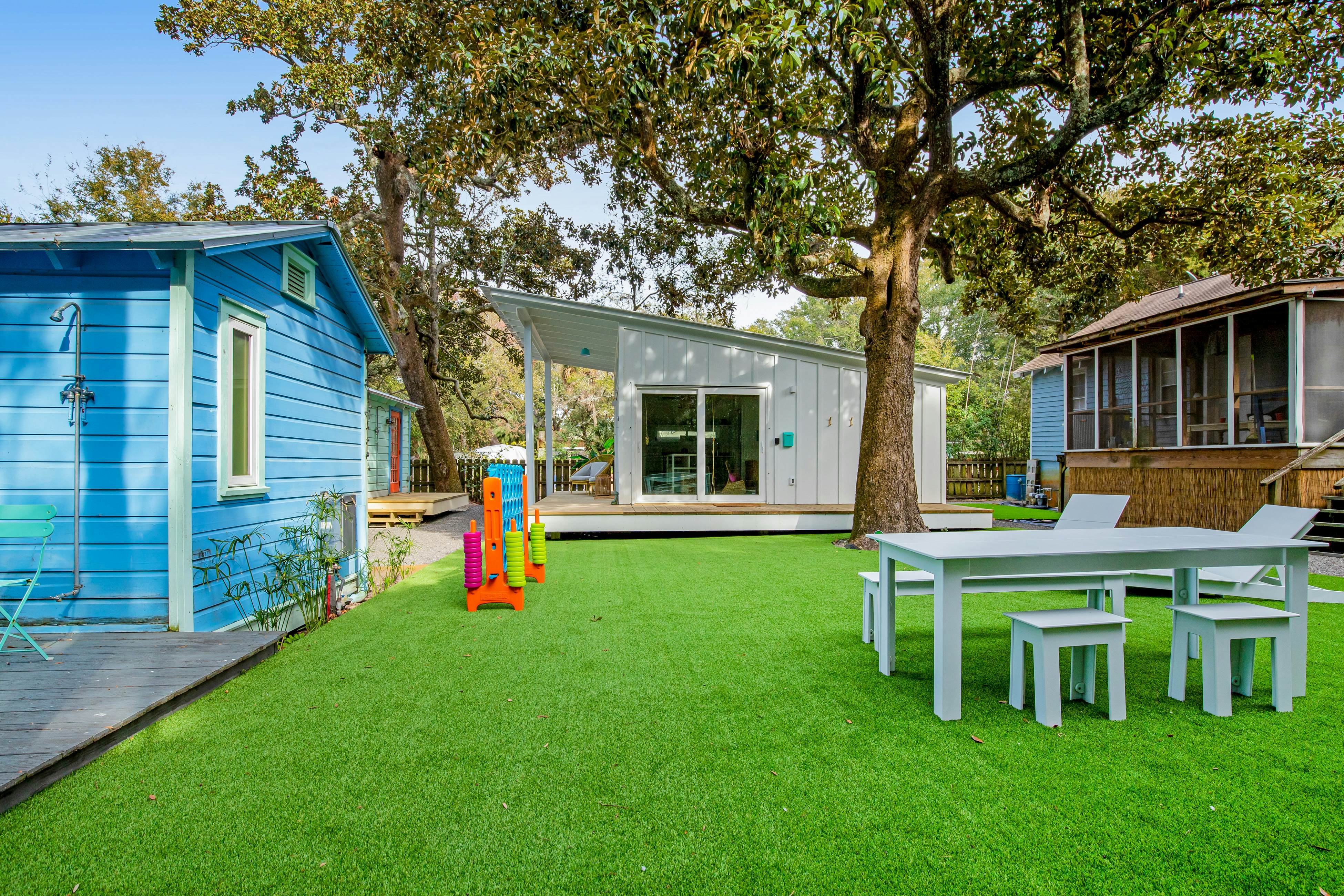 Fun dog-friendly getaway near the beach with yard, kitchenette & WiFi