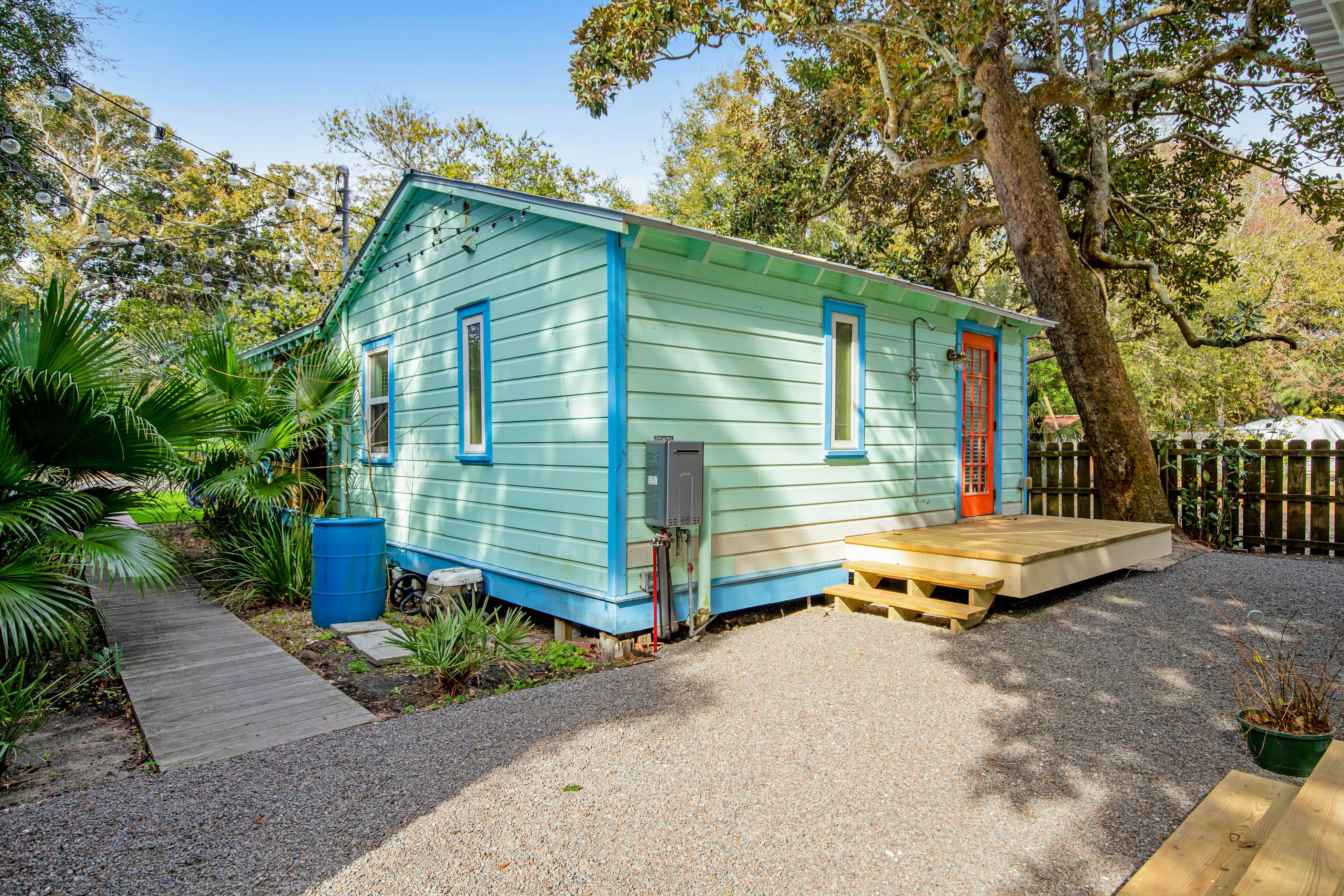 Fun dog-friendly getaway near the beach with yard, kitchenette & WiFi