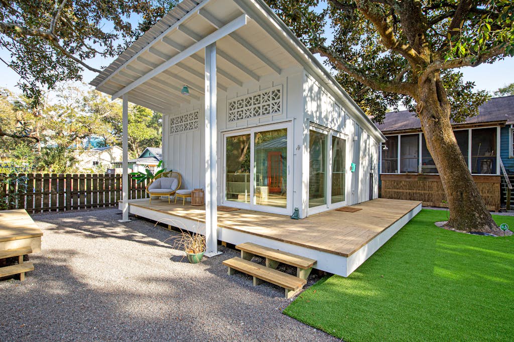 Comfy cottage near the beach with central AC, fast WiFi & yard - dog-friendly