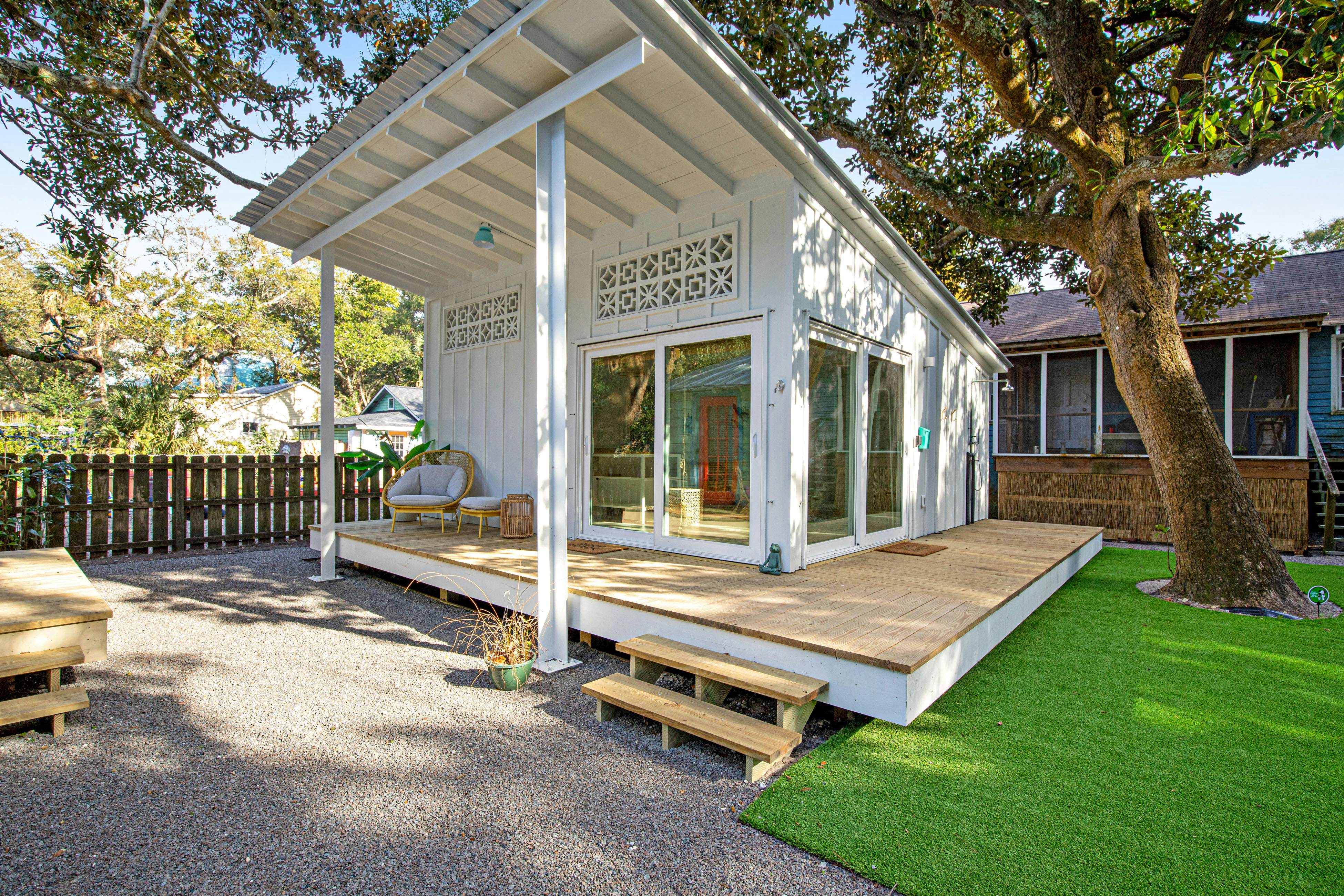 Comfy cottage near the beach with central AC, fast WiFi & yard - dog-friendly