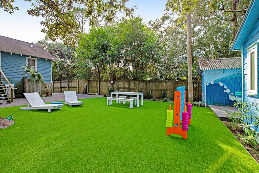 Comfy cottage near the beach with central AC, fast WiFi & yard - dog-friendly