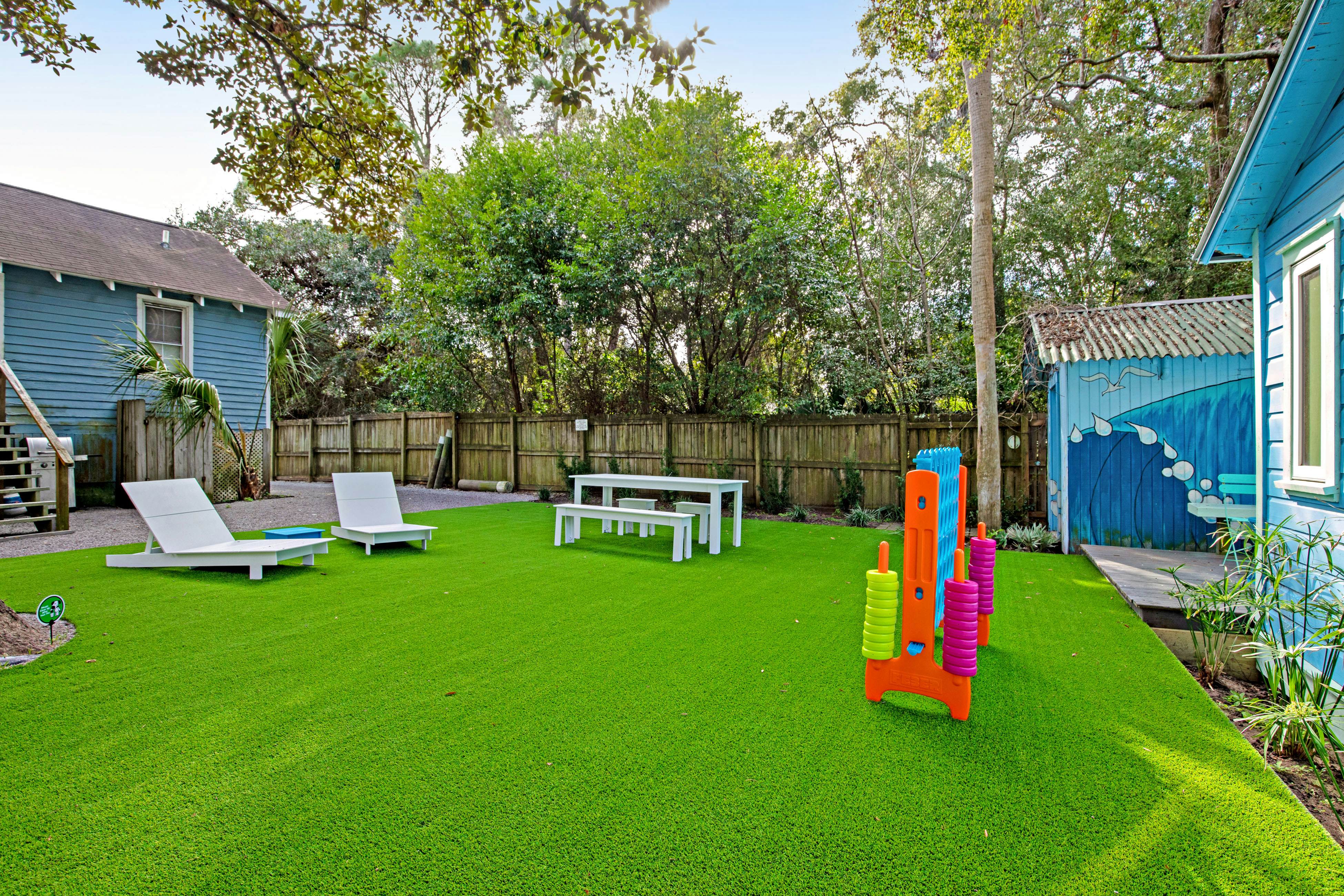 Comfy cottage near the beach with central AC, fast WiFi & yard - dog-friendly