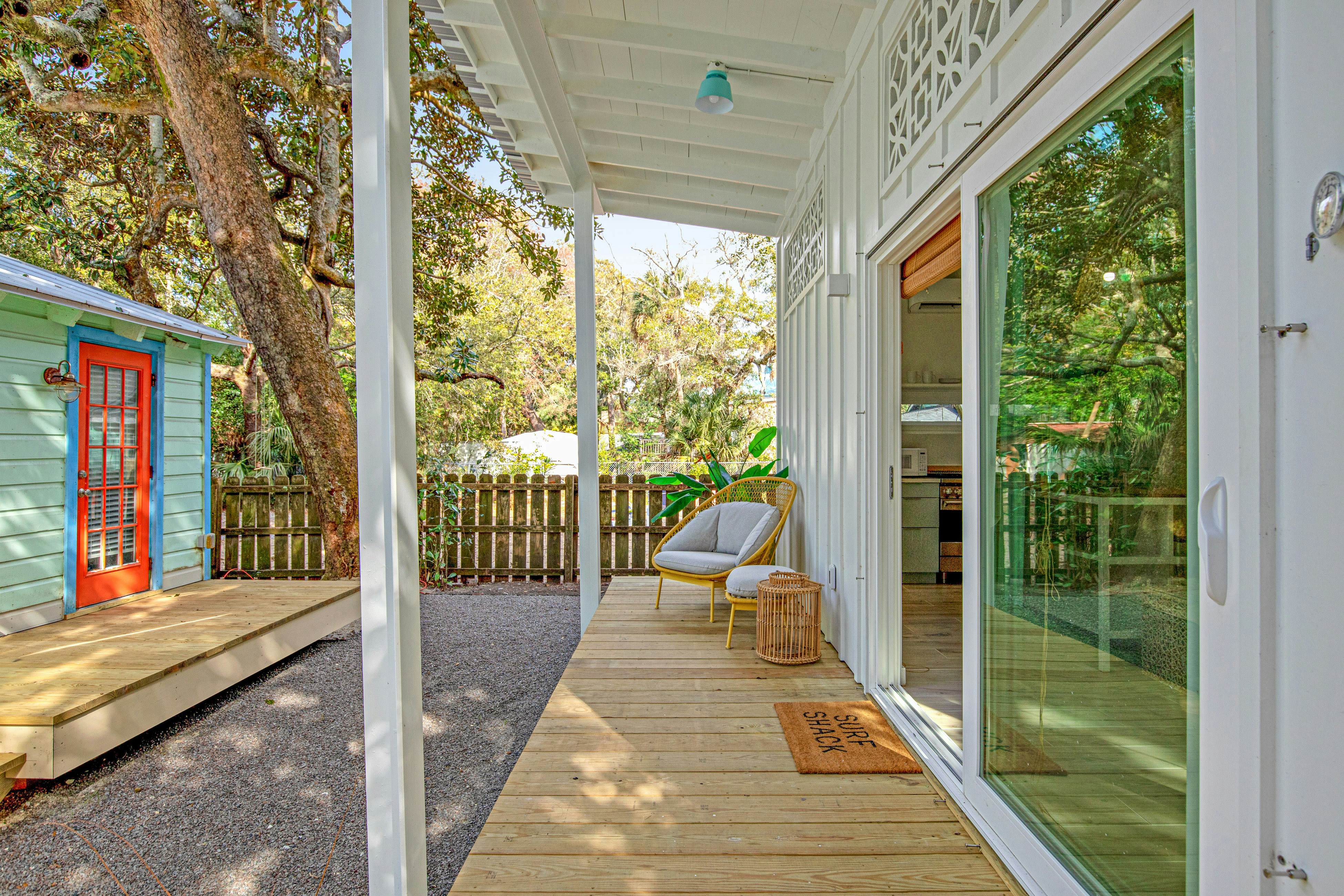 Comfy cottage near the beach with central AC, fast WiFi & yard - dog-friendly