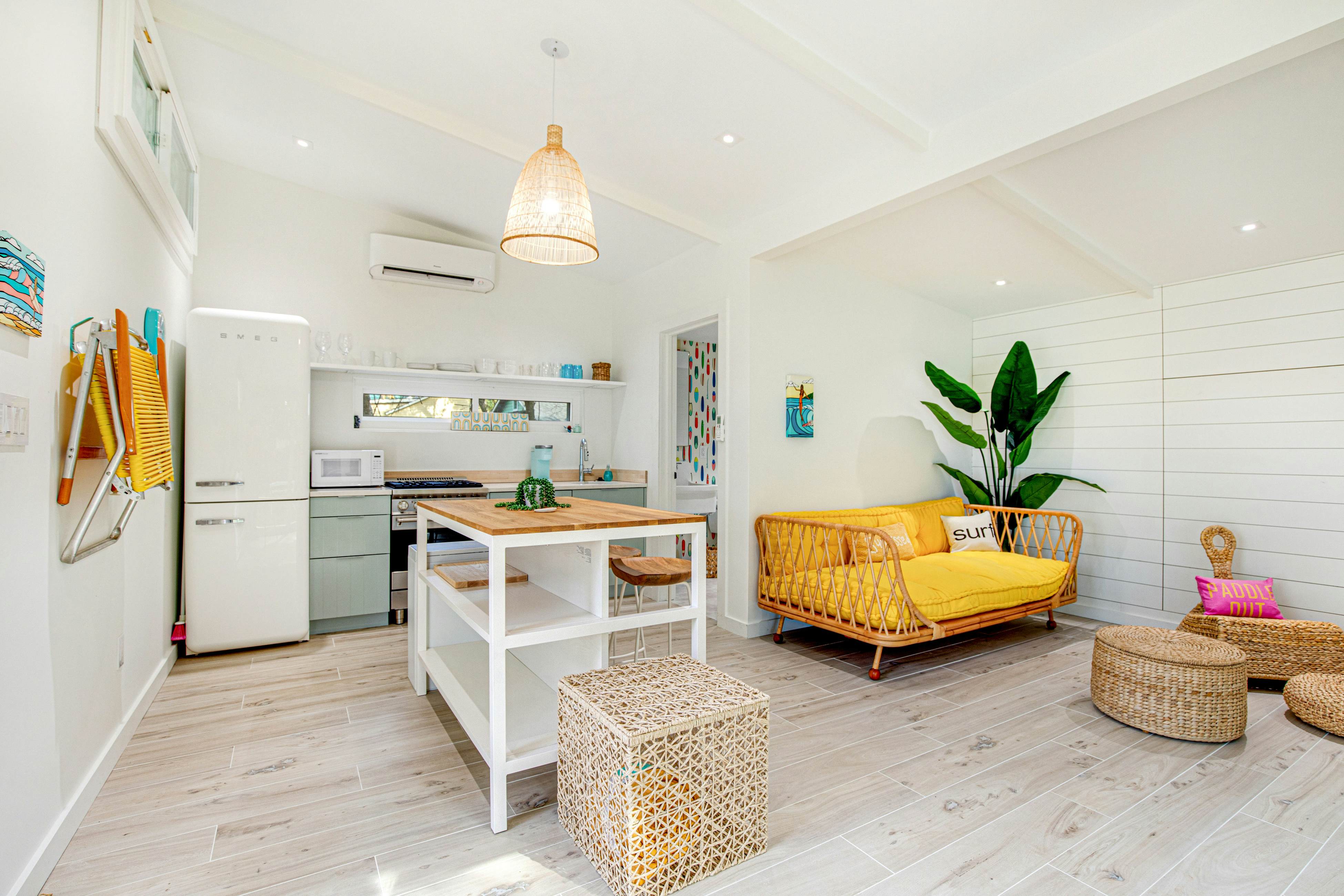 Comfy cottage near the beach with central AC, fast WiFi & yard - dog-friendly