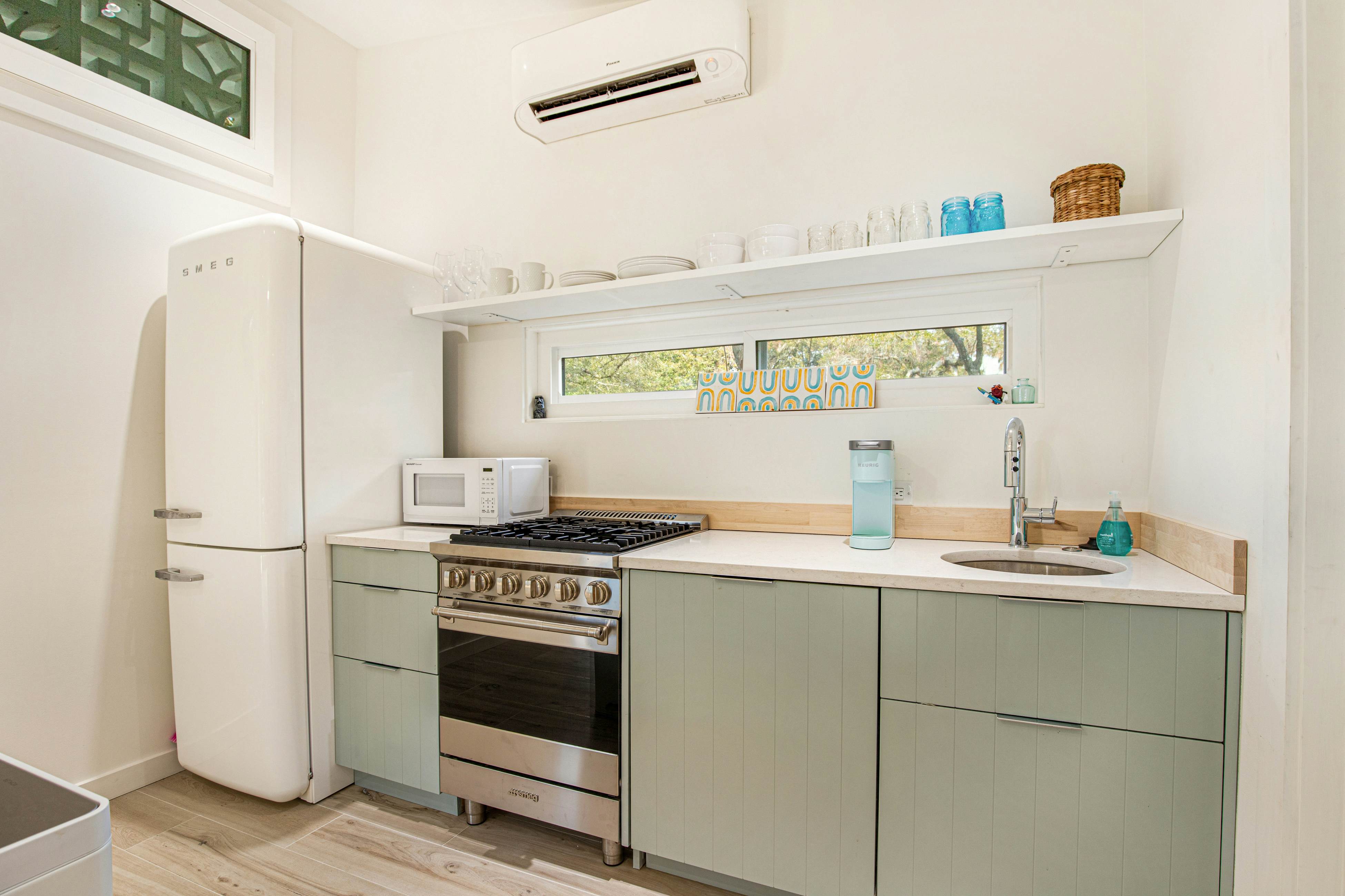 Comfy cottage near the beach with central AC, fast WiFi & yard - dog-friendly