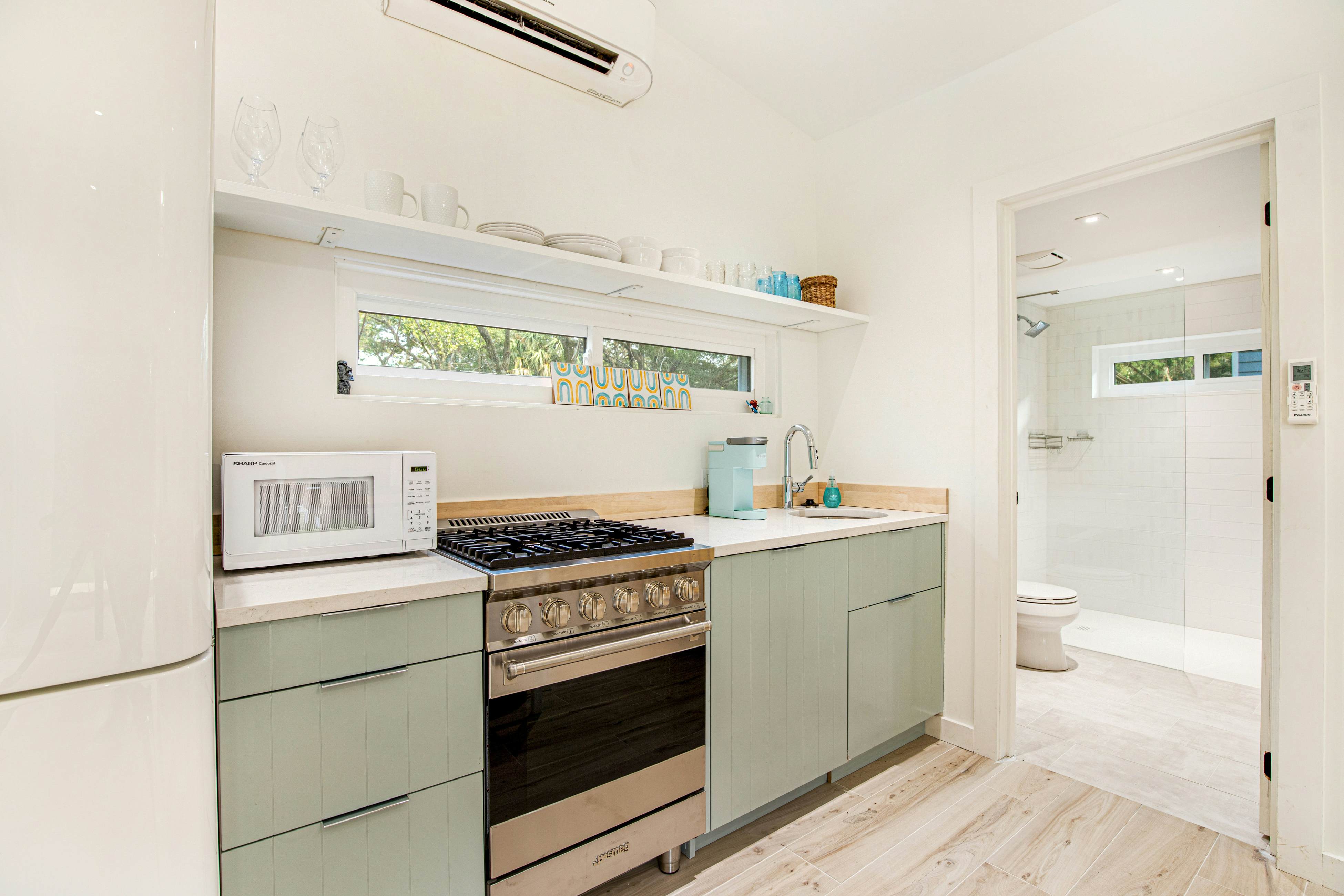 Comfy cottage near the beach with central AC, fast WiFi & yard - dog-friendly