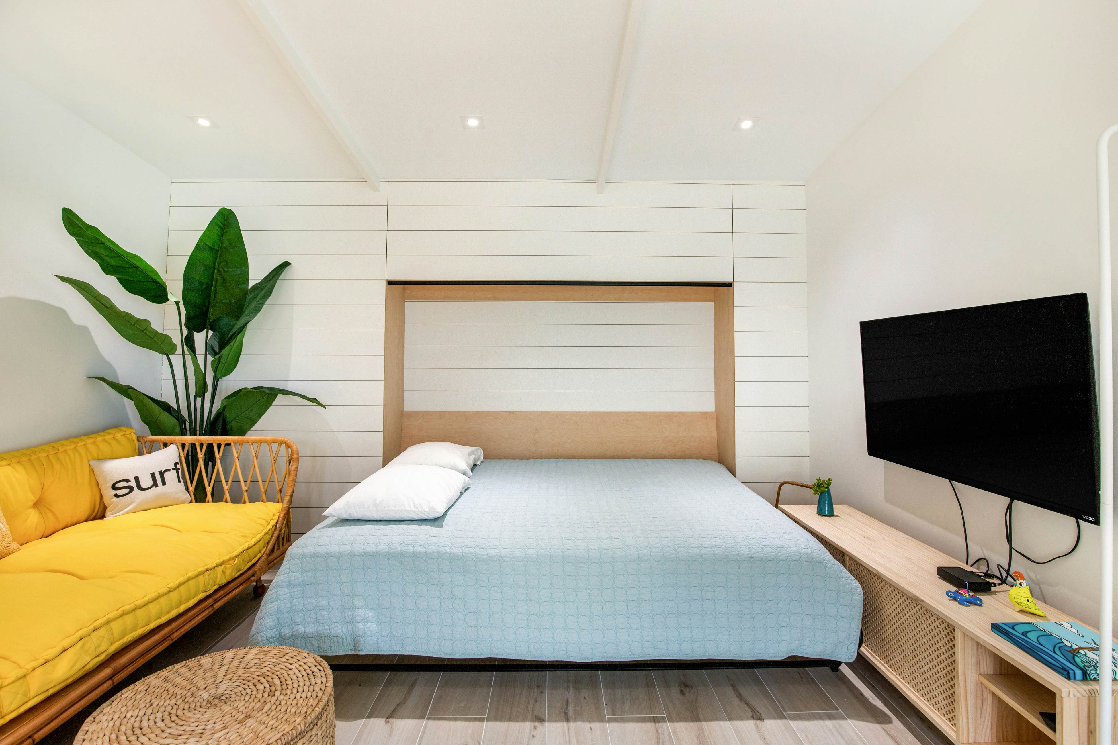 Comfy cottage near the beach with central AC, fast WiFi & yard - dog-friendly