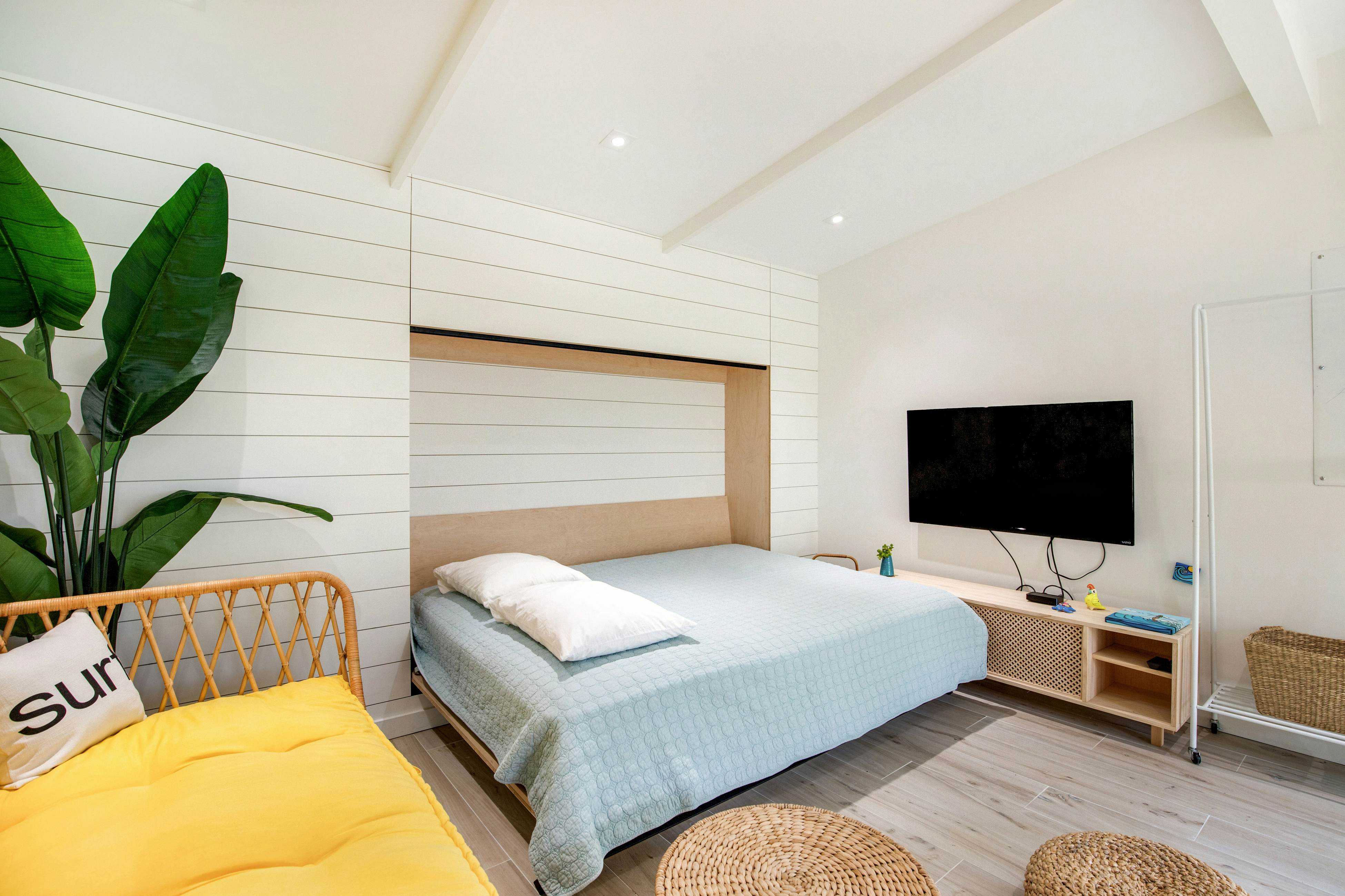 Comfy cottage near the beach with central AC, fast WiFi & yard - dog-friendly