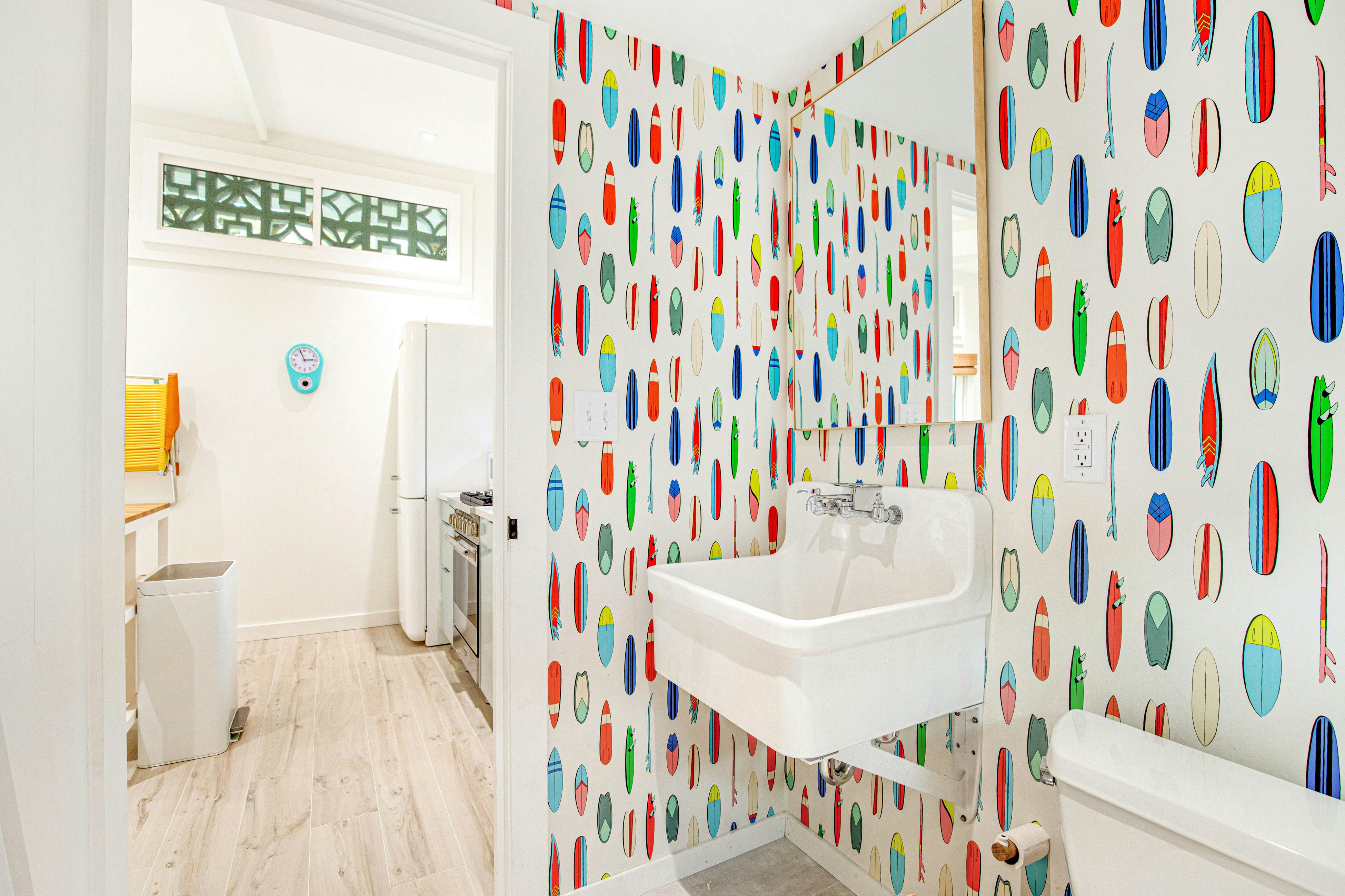 Comfy cottage near the beach with central AC, fast WiFi & yard - dog-friendly