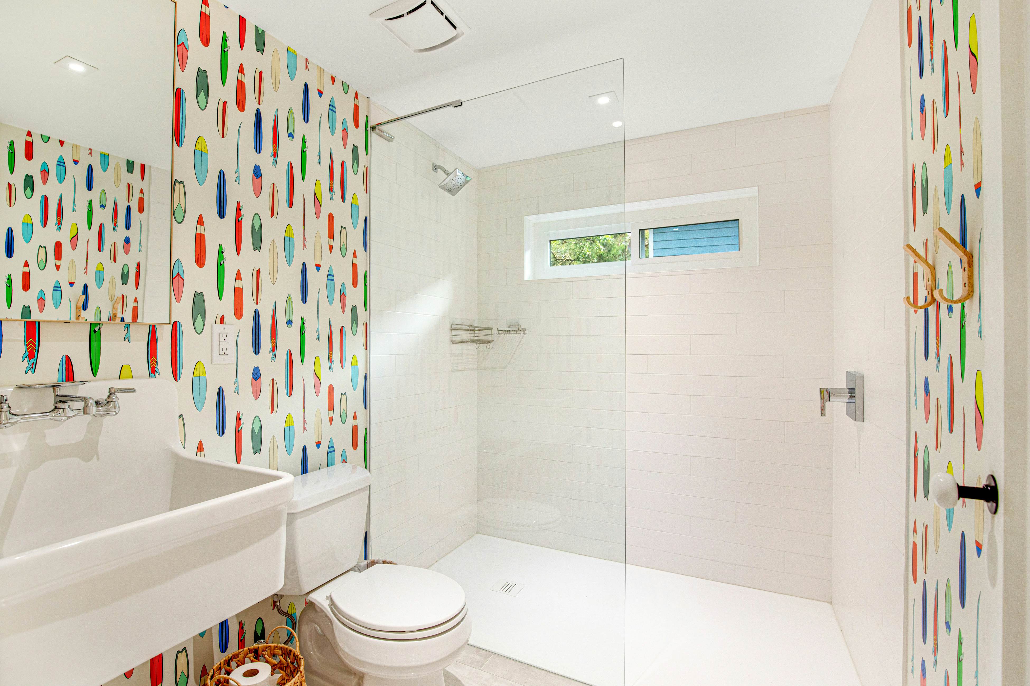 Comfy cottage near the beach with central AC, fast WiFi & yard - dog-friendly