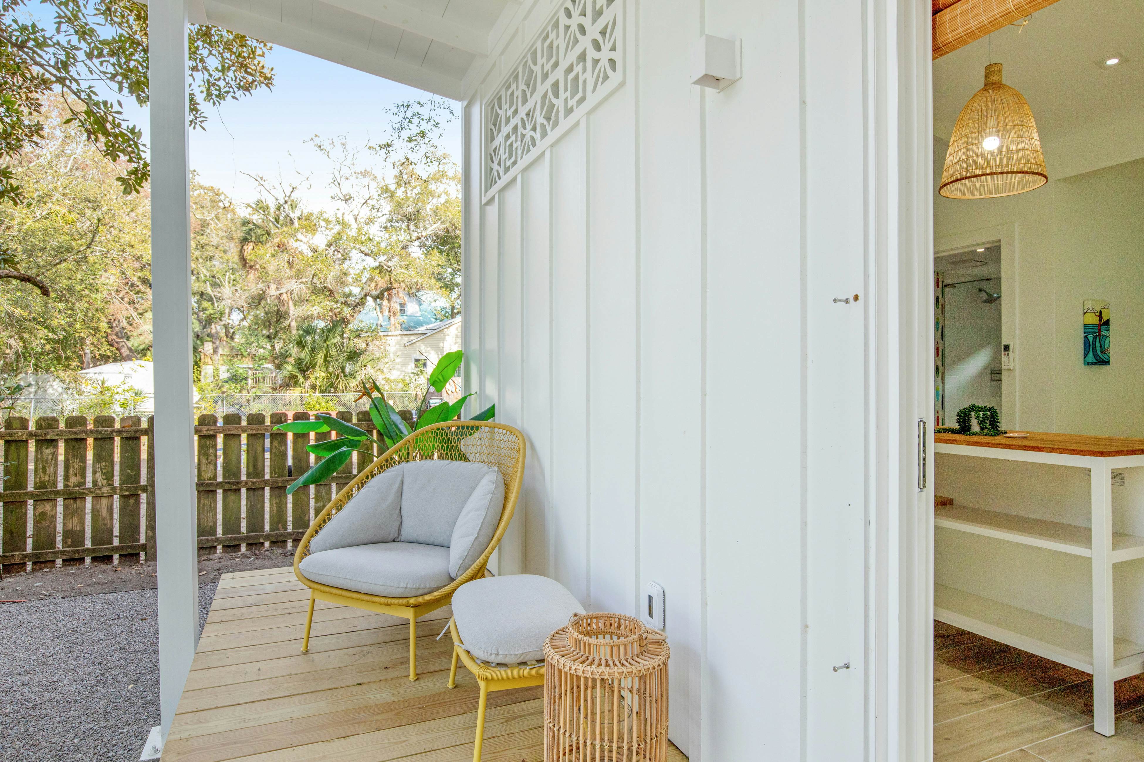 Comfy cottage near the beach with central AC, fast WiFi & yard - dog-friendly