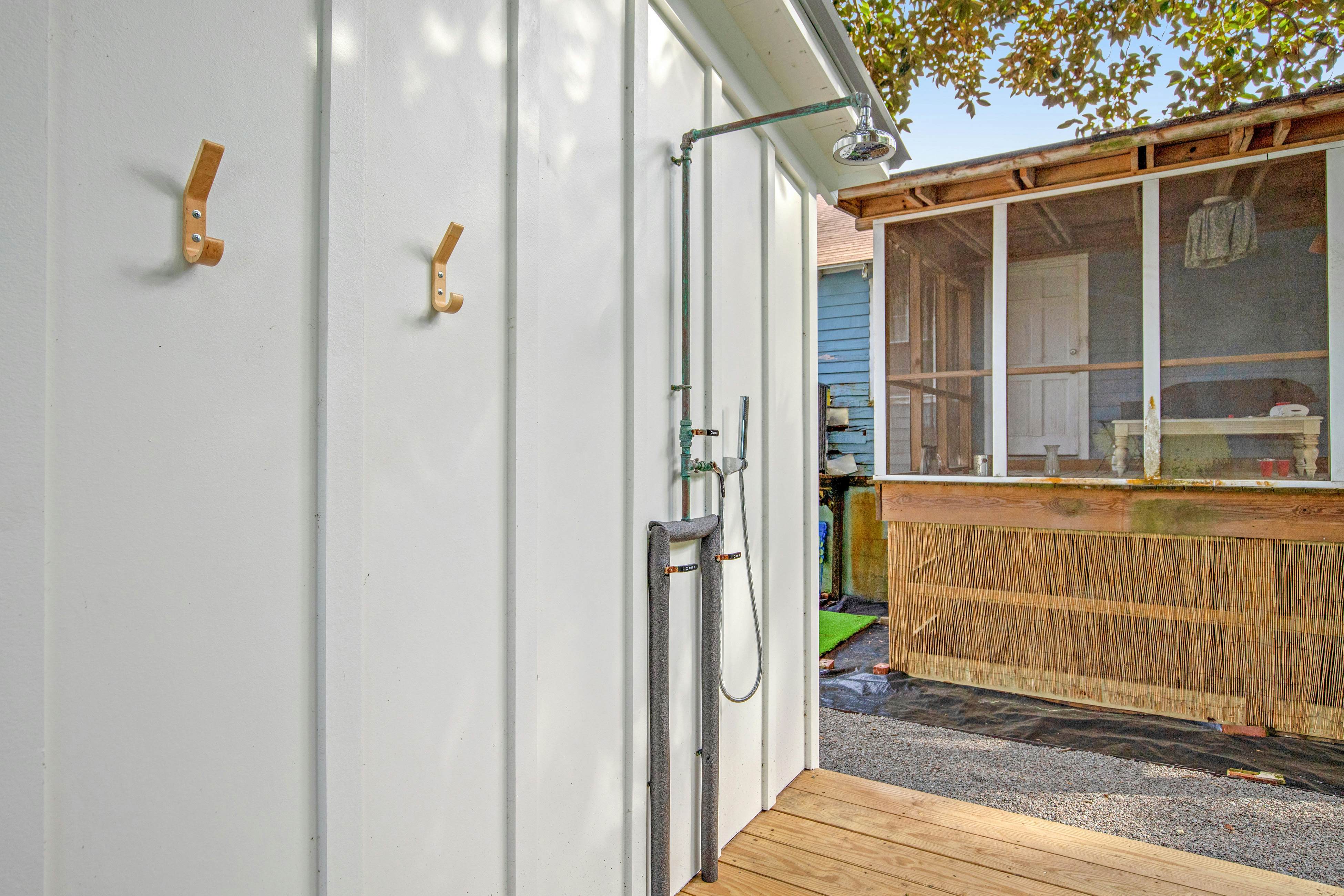 Comfy cottage near the beach with central AC, fast WiFi & yard - dog-friendly