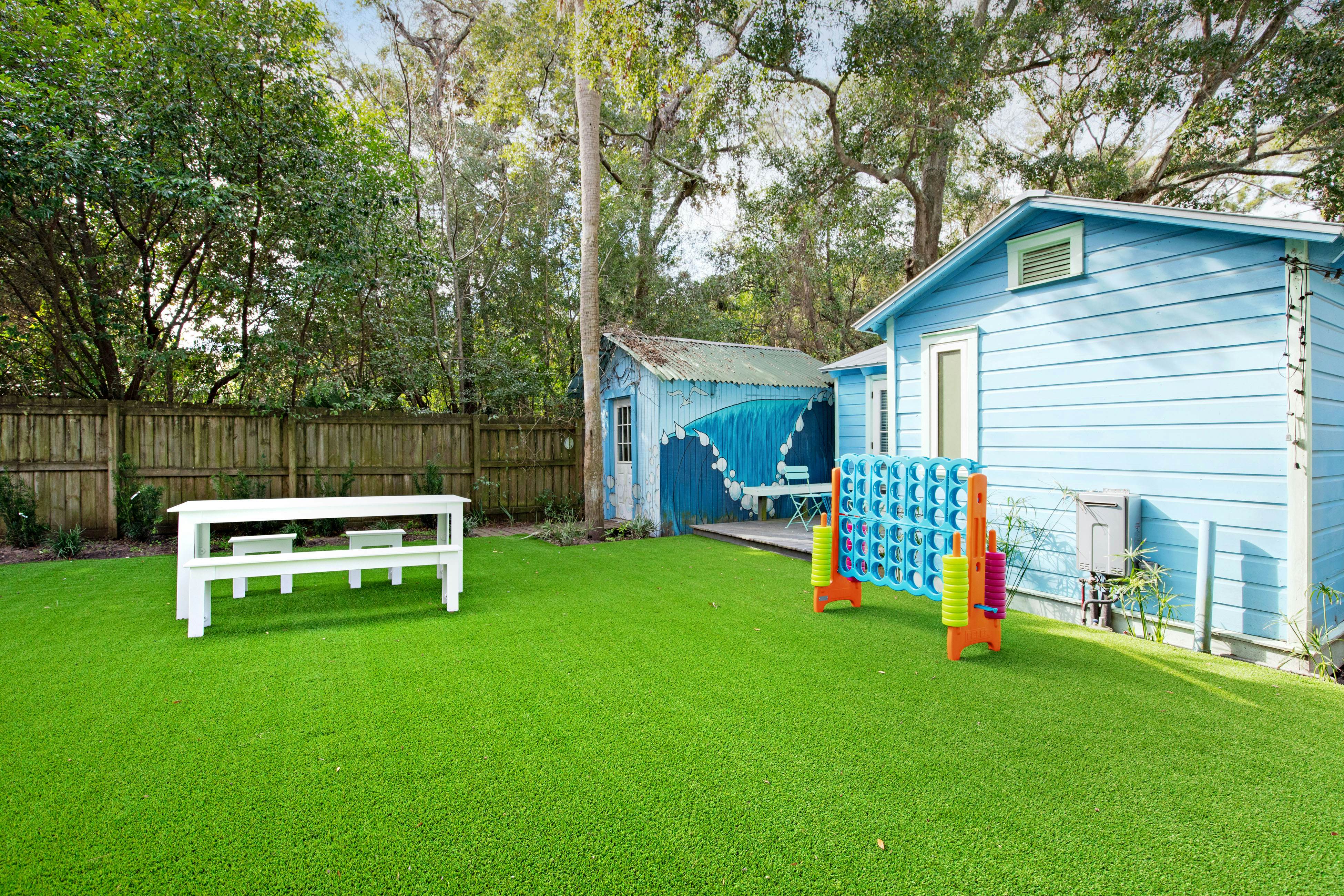 Comfy cottage near the beach with central AC, fast WiFi & yard - dog-friendly