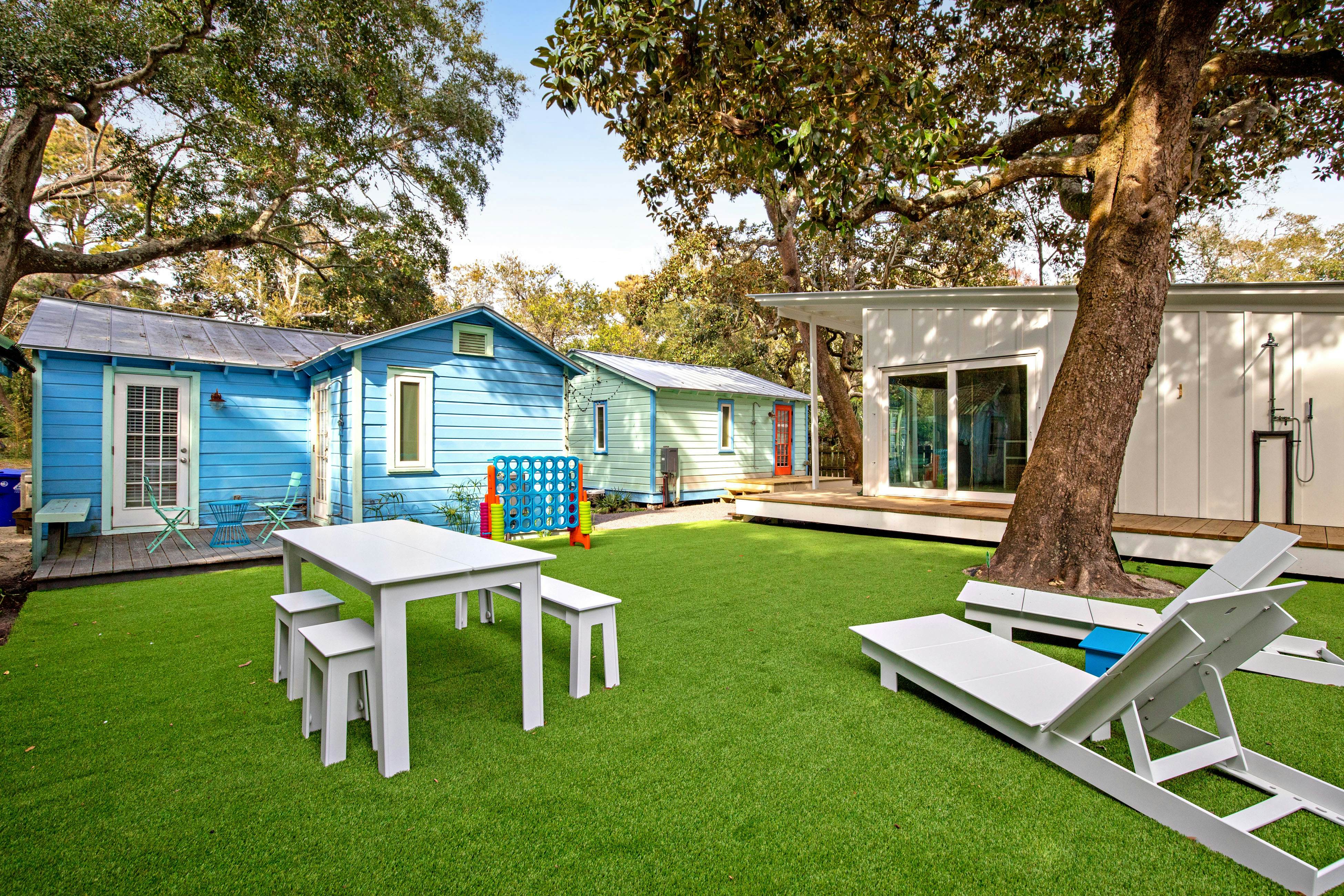 Comfy cottage near the beach with central AC, fast WiFi & yard - dog-friendly