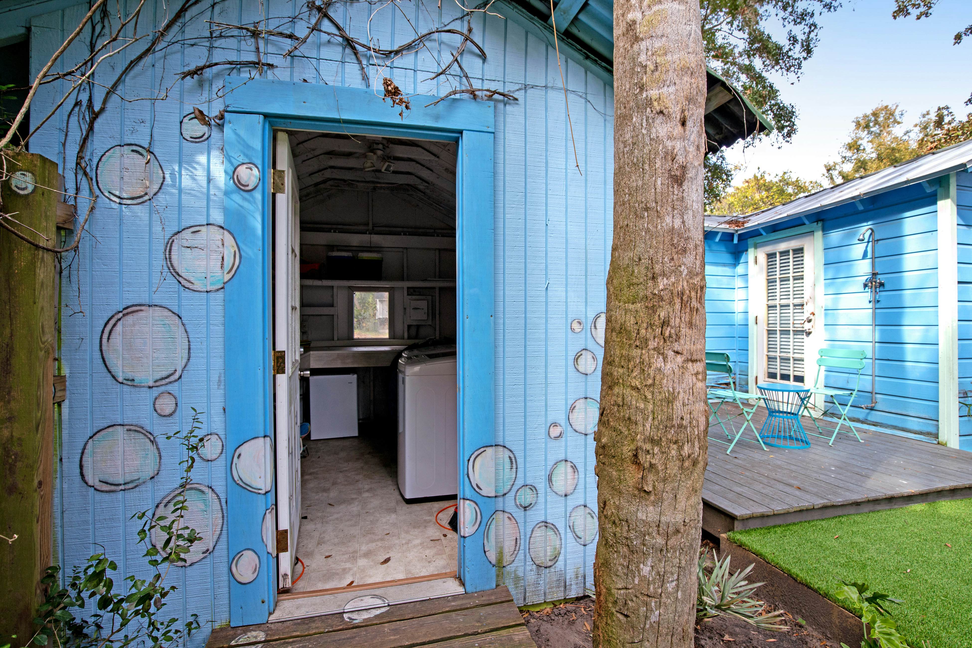 Comfy cottage near the beach with central AC, fast WiFi & yard - dog-friendly