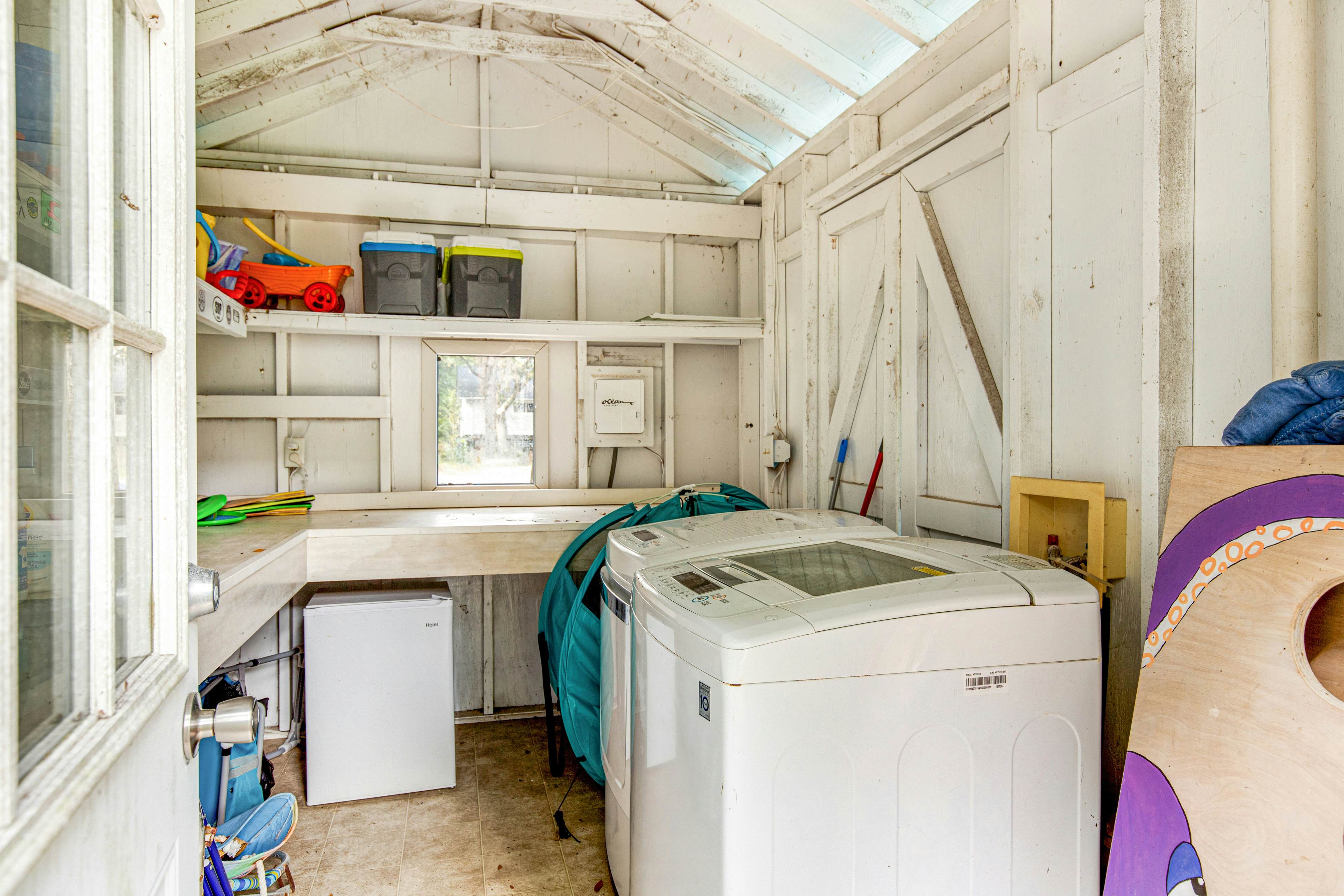 Comfy cottage near the beach with central AC, fast WiFi & yard - dog-friendly