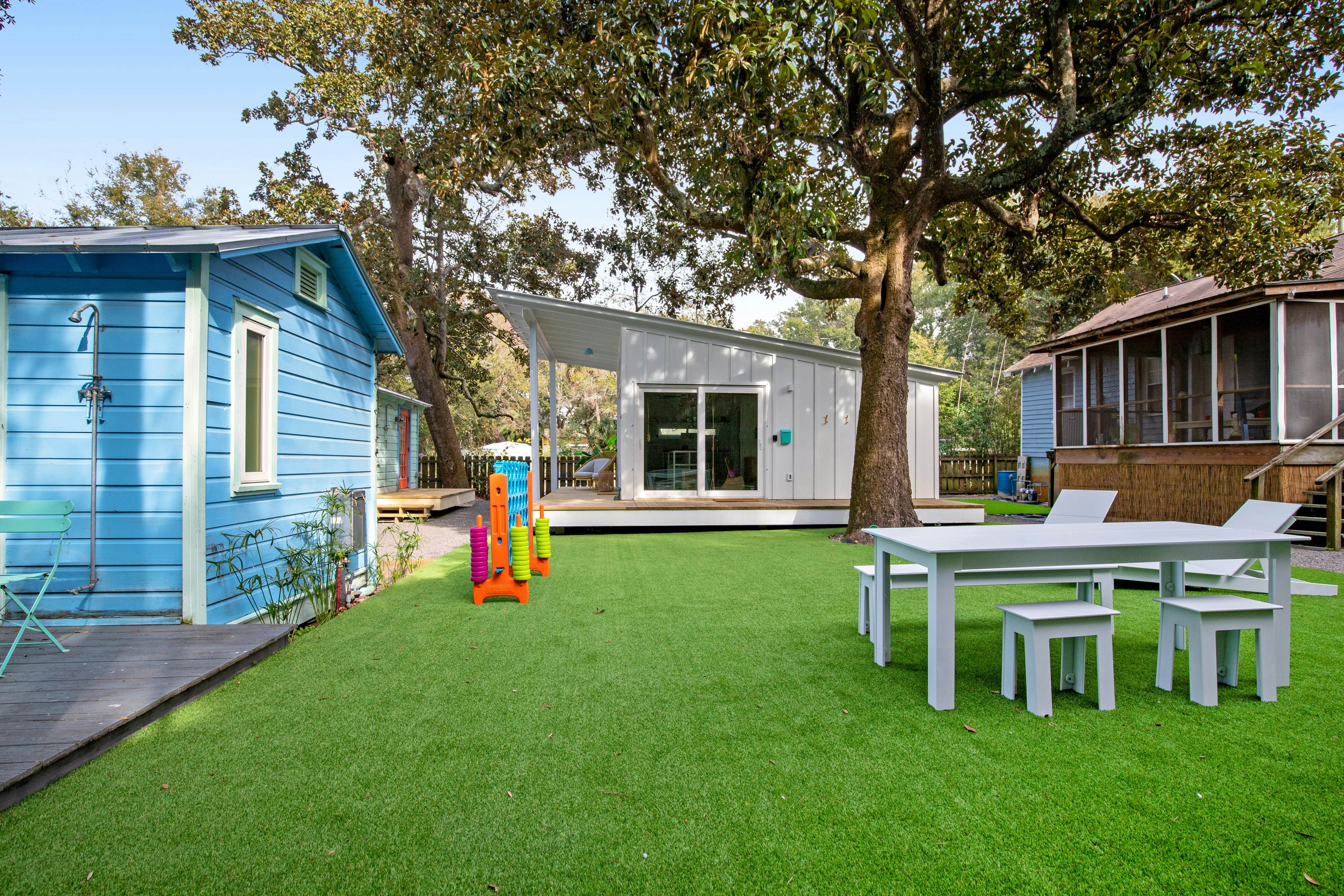 Comfy cottage near the beach with central AC, fast WiFi & yard - dog-friendly