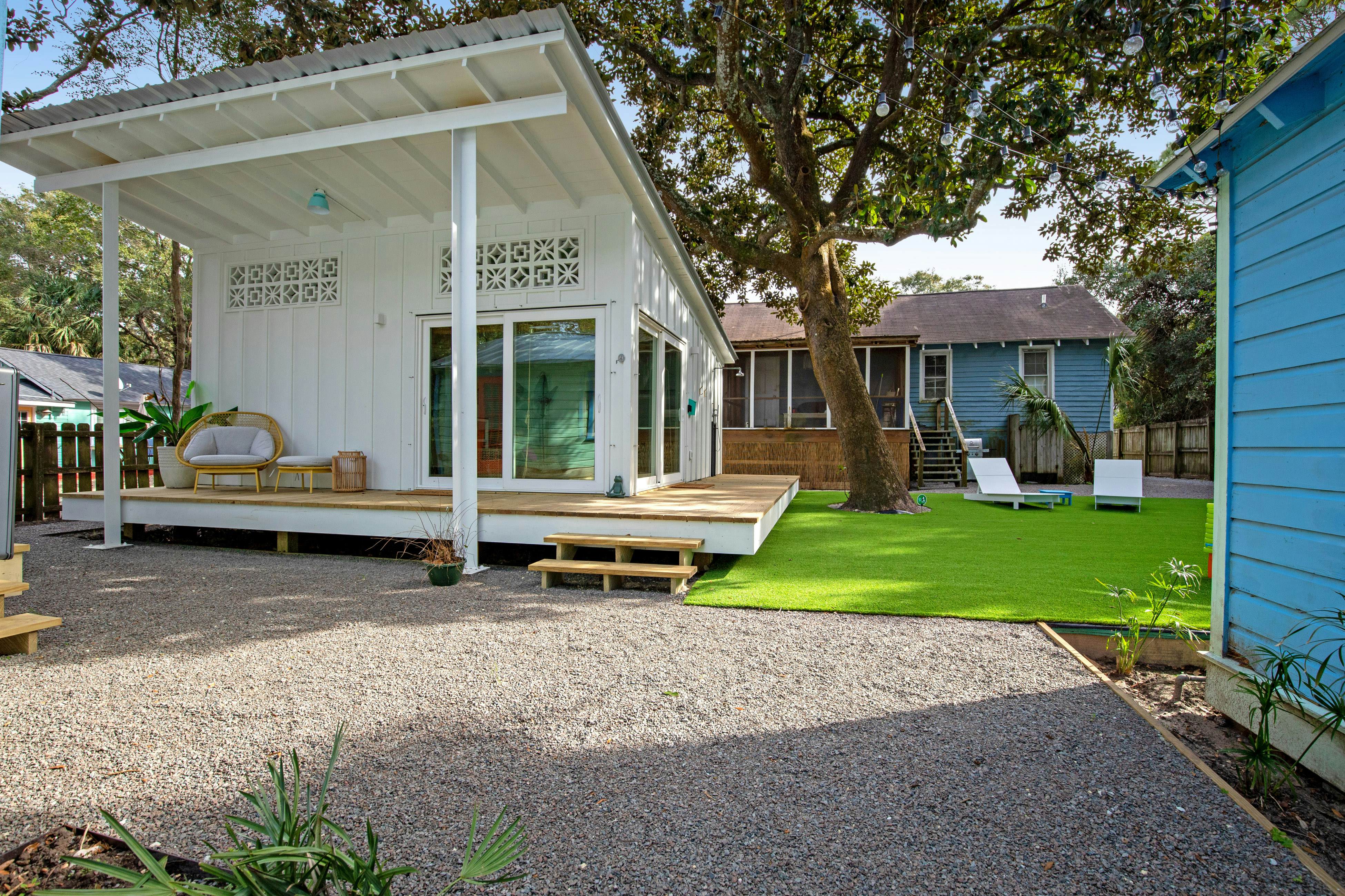 Comfy cottage near the beach with central AC, fast WiFi & yard - dog-friendly