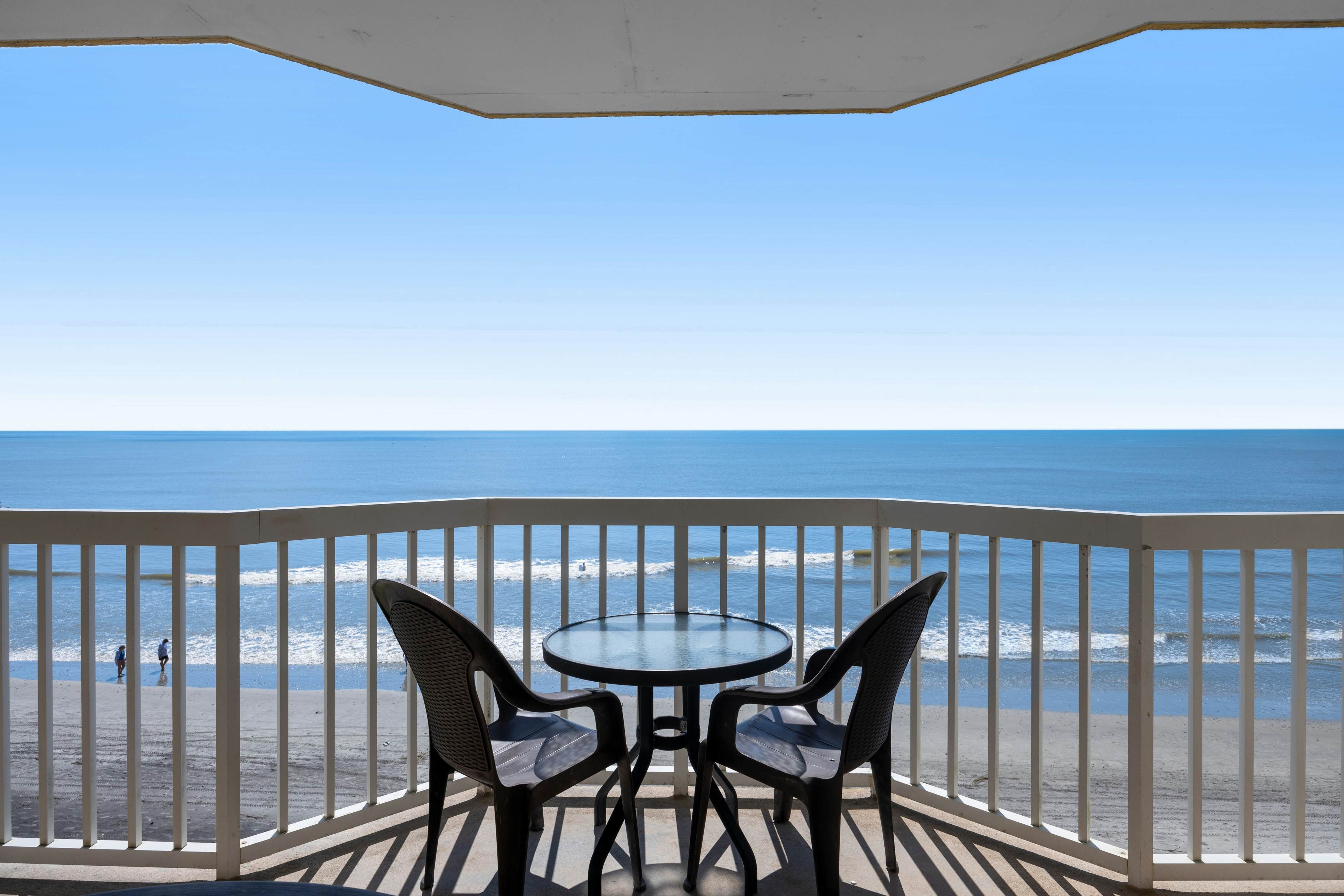 Oceanfront, third-floor villa with great views, balcony & 2 shared pools