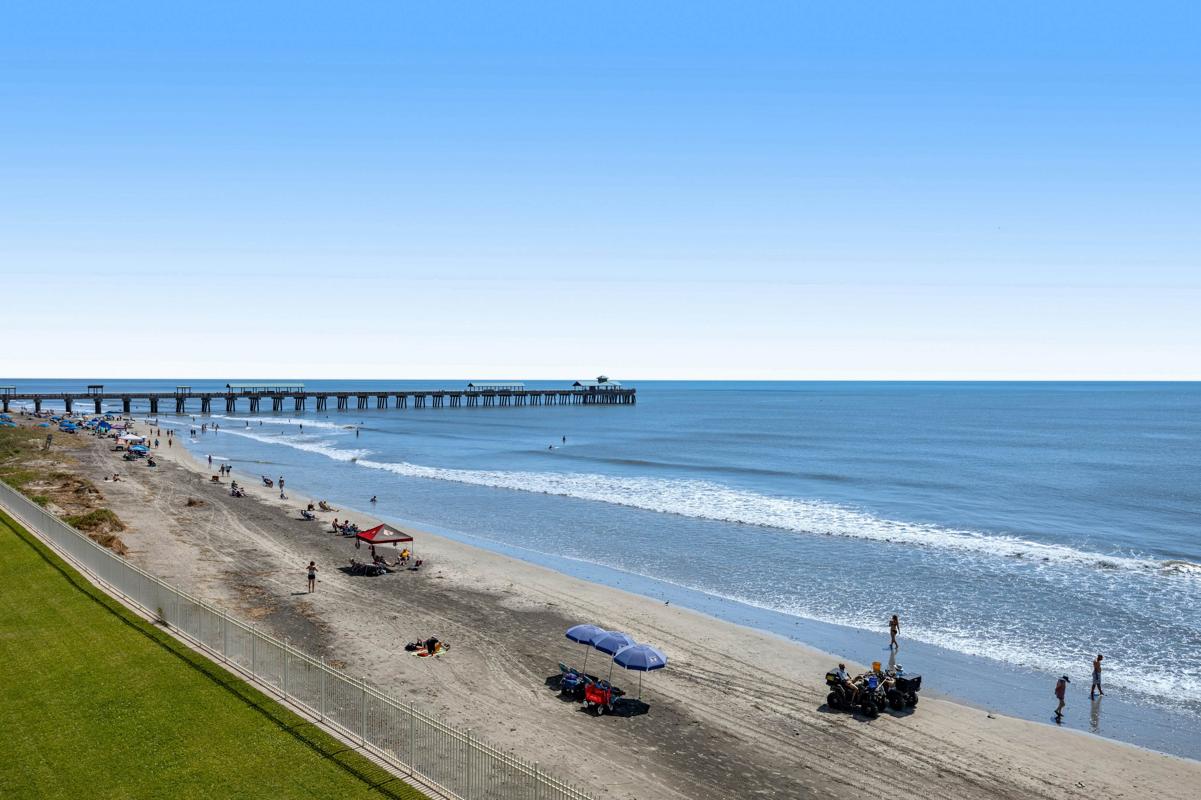 Oceanfront, third-floor villa with great views, balcony & 2 shared pools