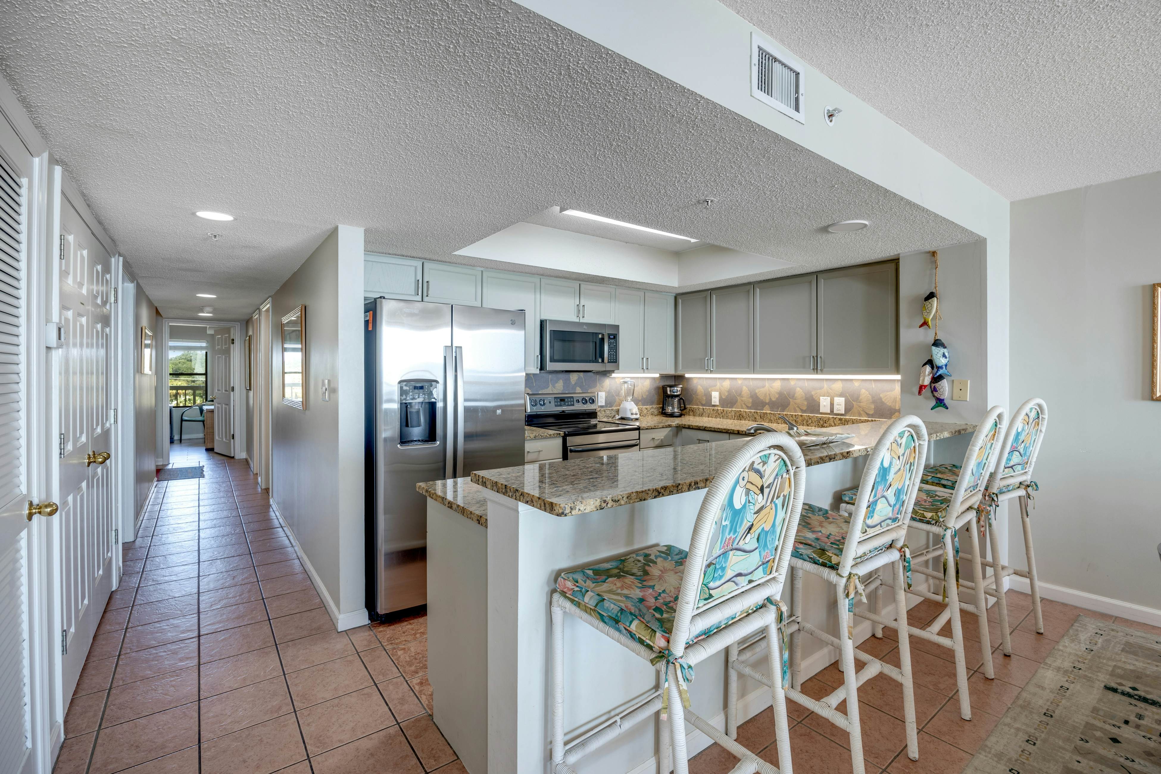 Oceanfront, third-floor villa with great views, balcony & 2 shared pools