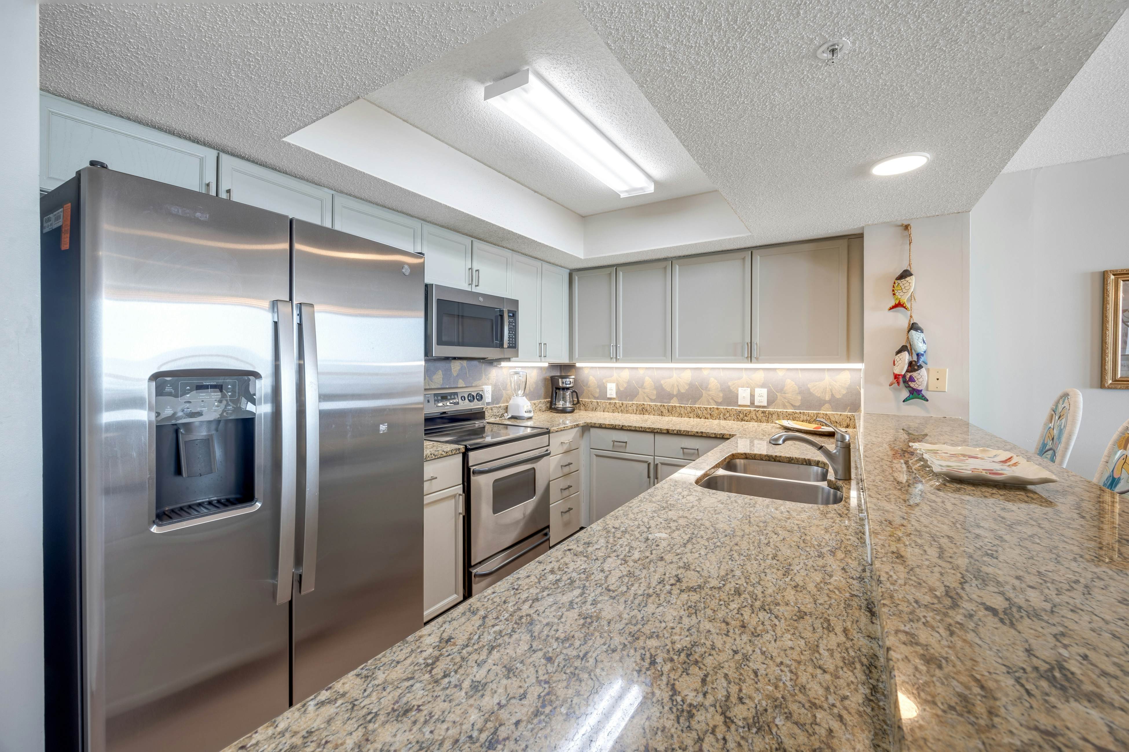 Oceanfront, third-floor villa with great views, balcony & 2 shared pools