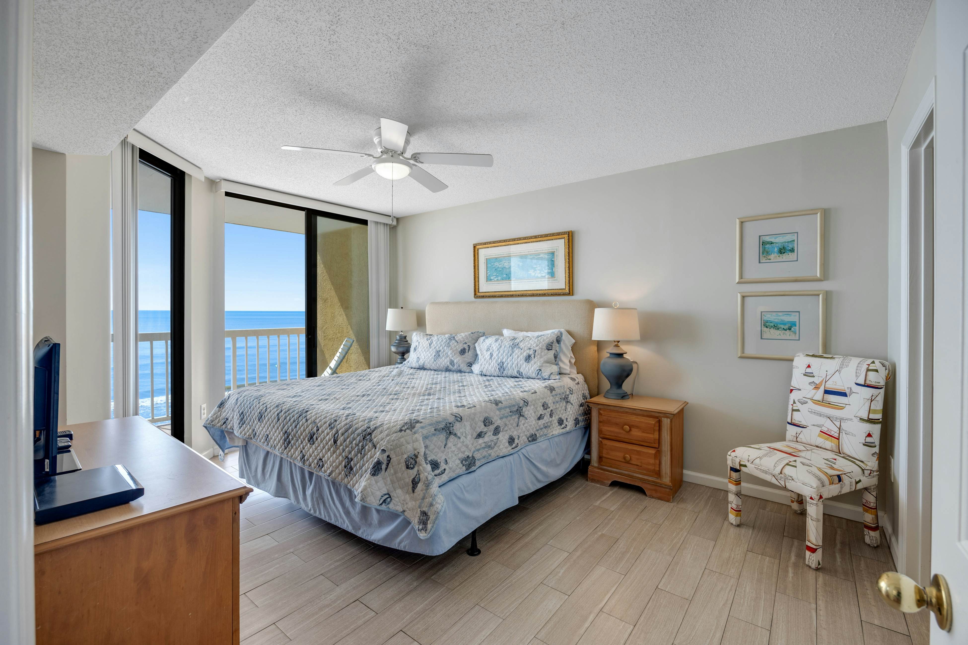 Oceanfront, third-floor villa with great views, balcony & 2 shared pools