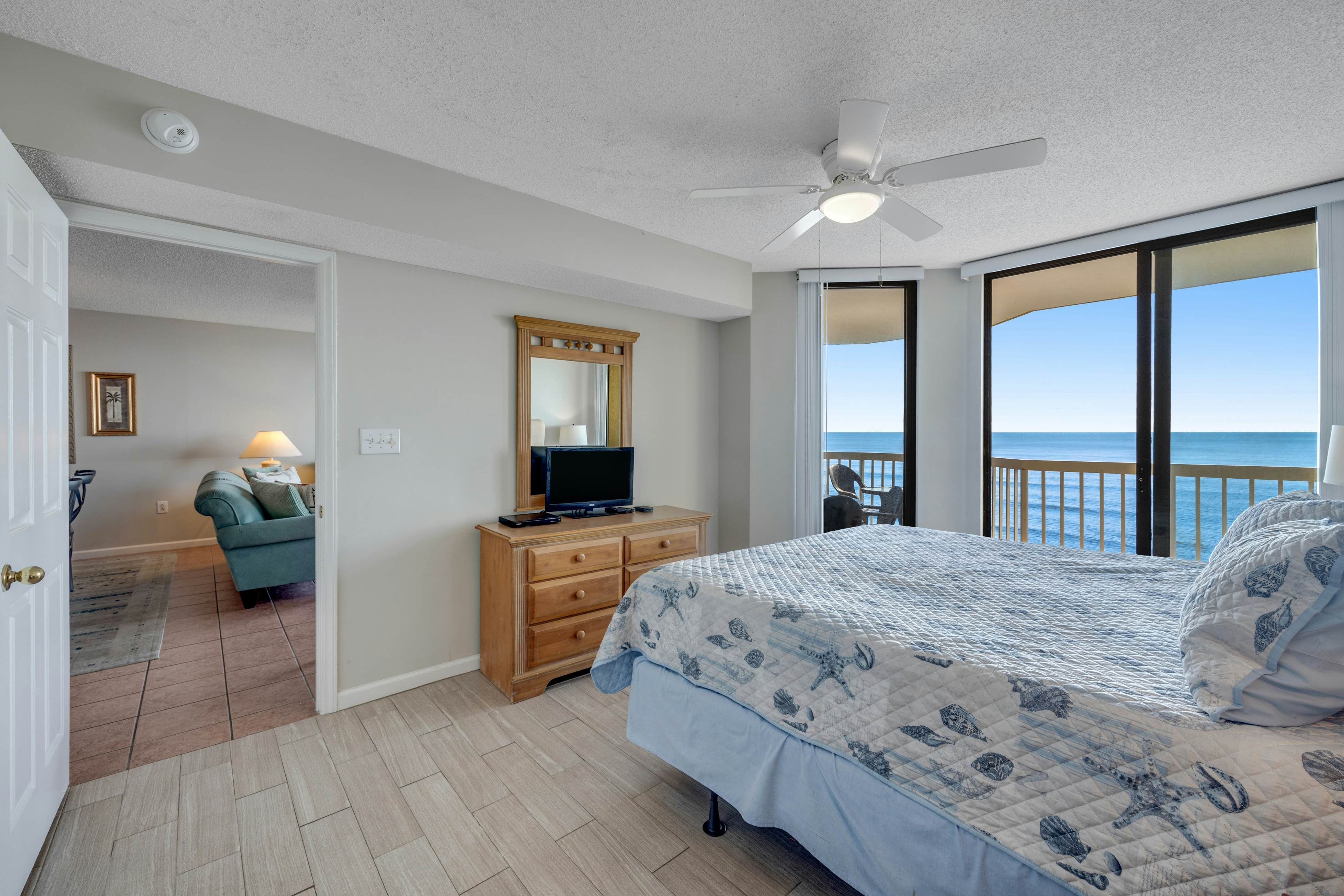 Oceanfront, third-floor villa with great views, balcony & 2 shared pools