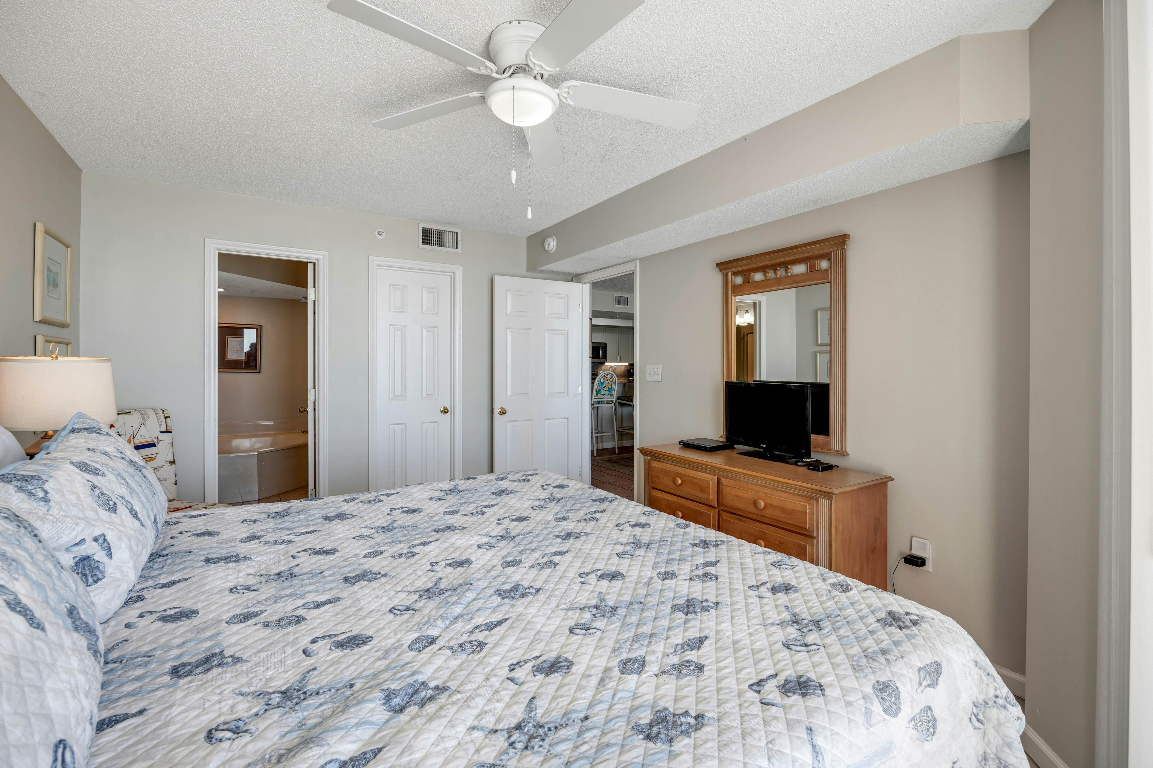 Oceanfront, third-floor villa with great views, balcony & 2 shared pools