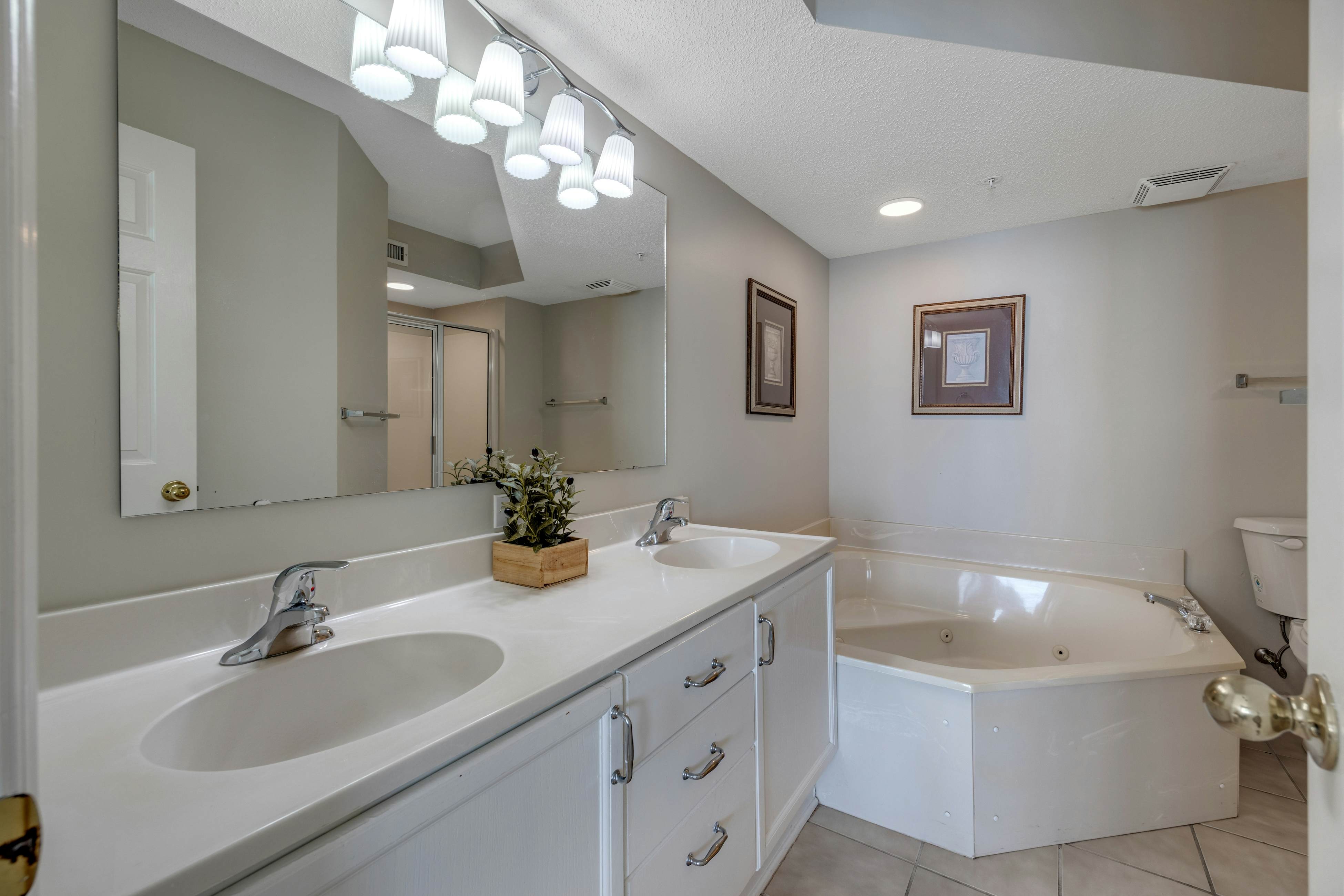 Oceanfront, third-floor villa with great views, balcony & 2 shared pools