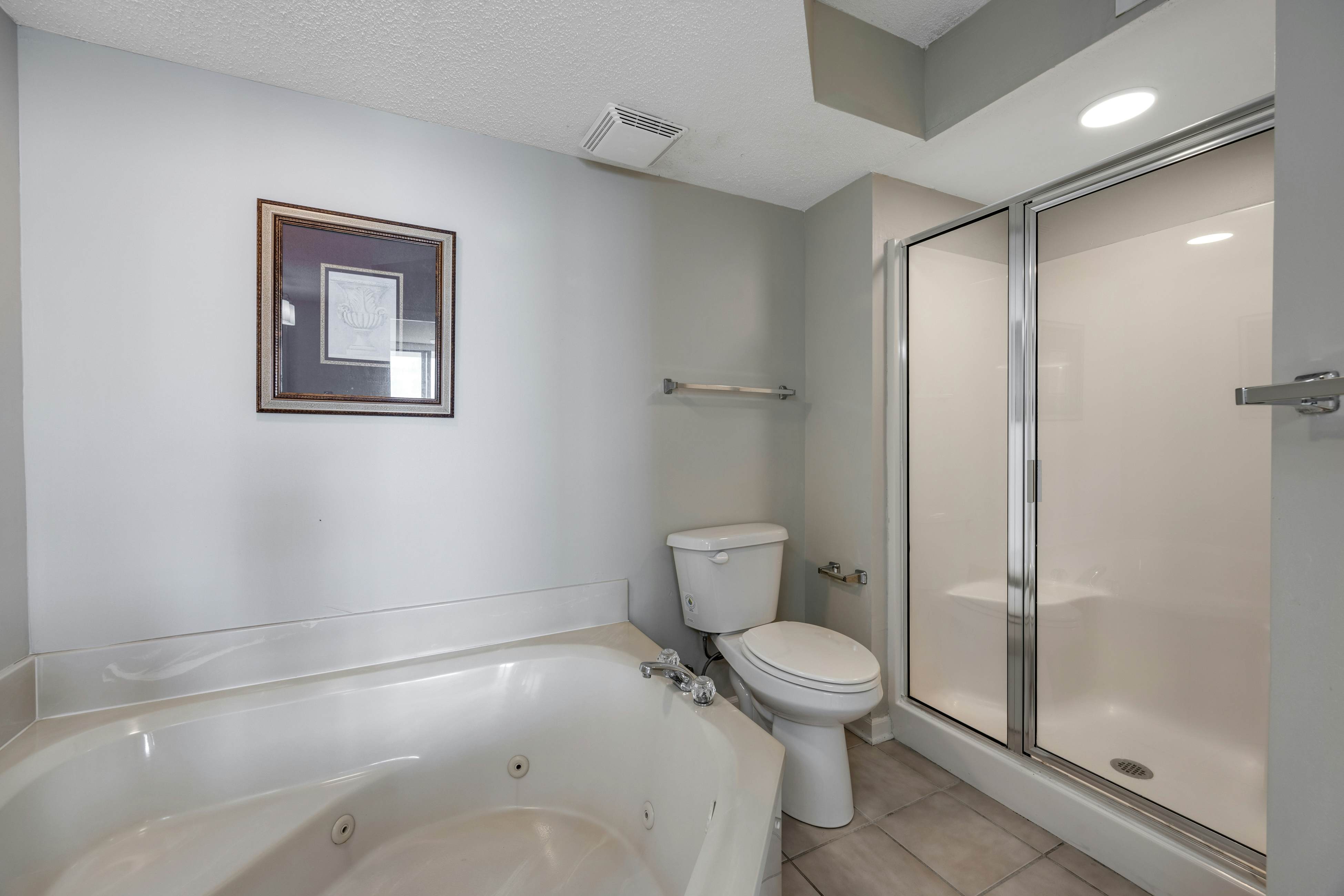 Oceanfront, third-floor villa with great views, balcony & 2 shared pools