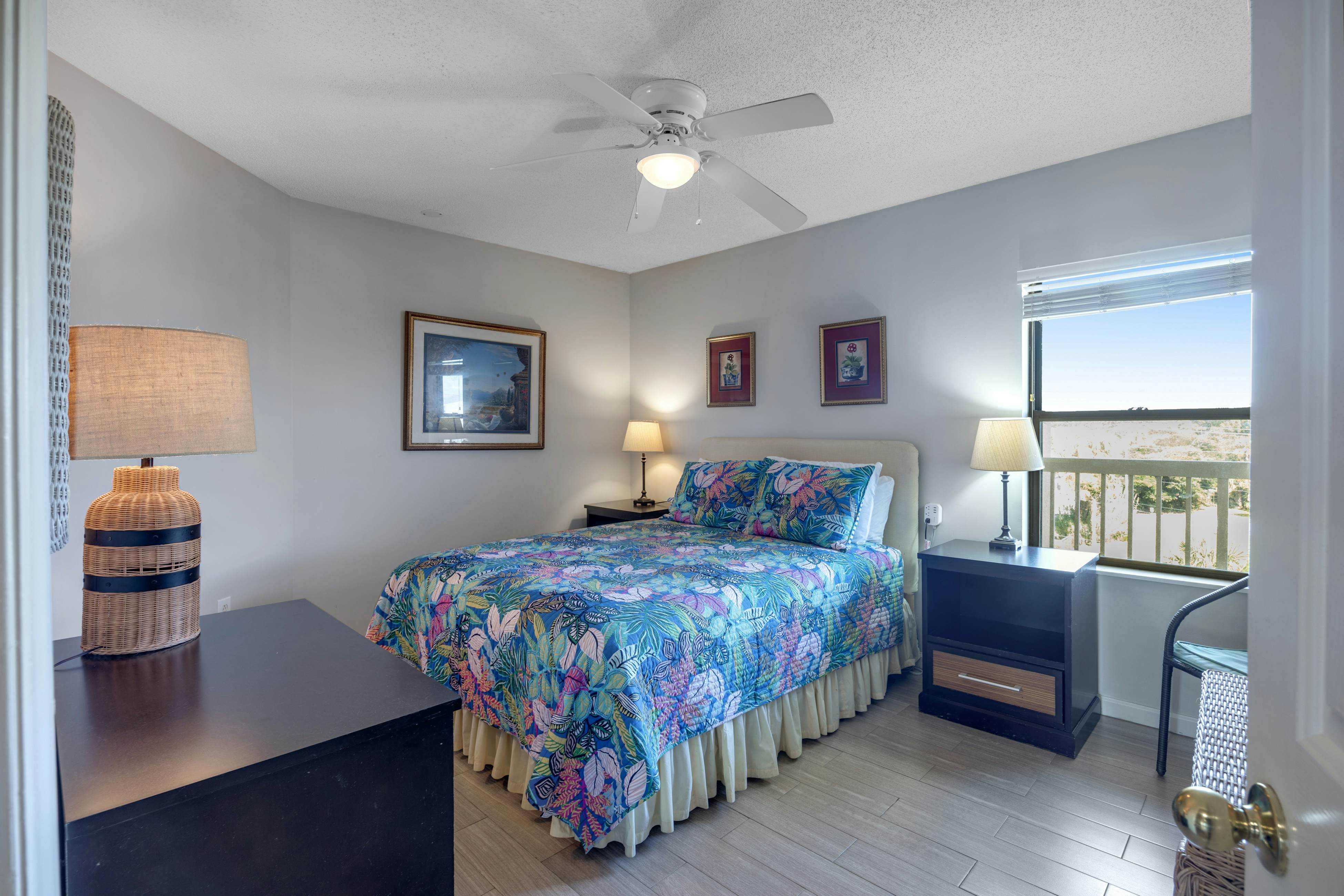 Oceanfront, third-floor villa with great views, balcony & 2 shared pools