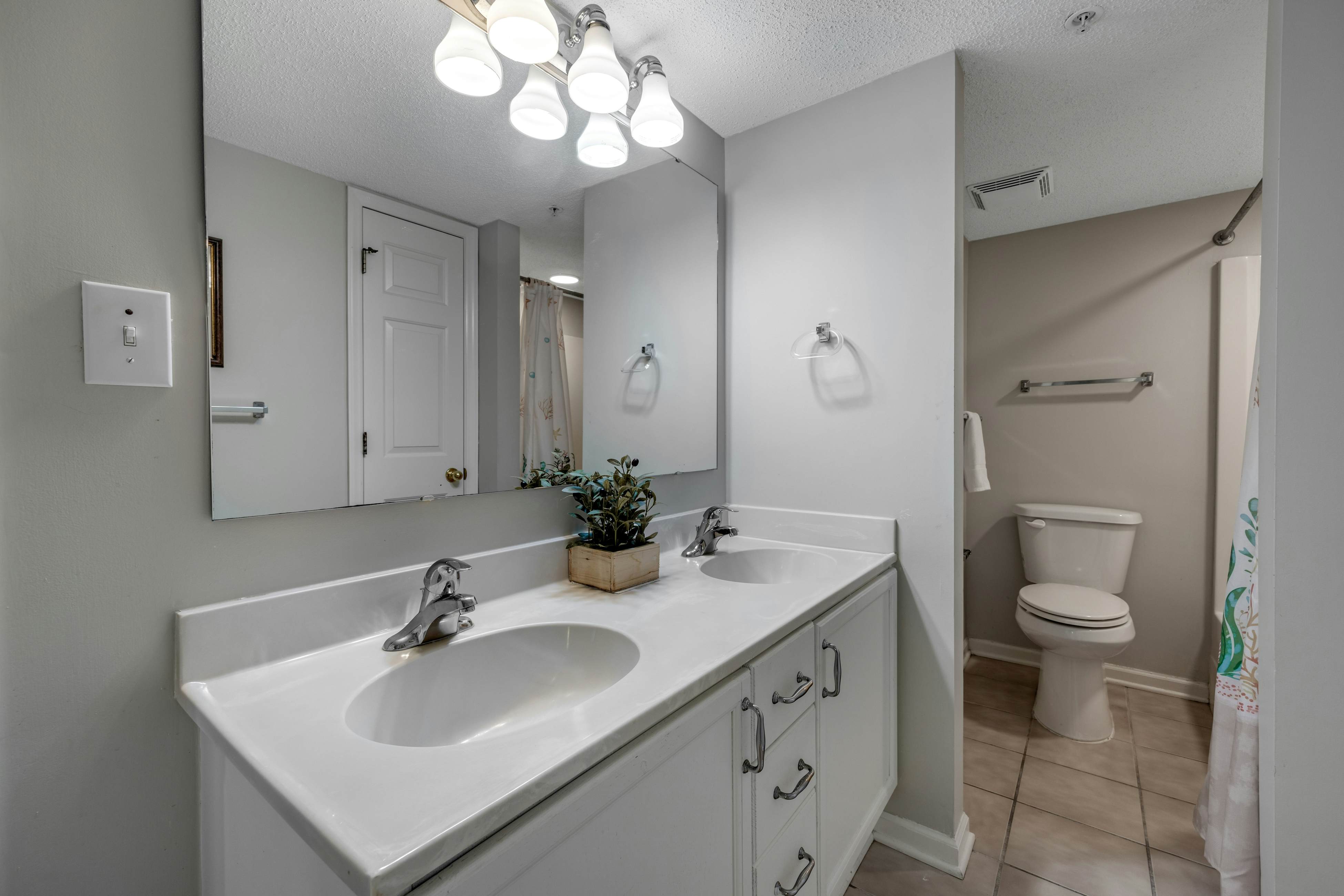 Oceanfront, third-floor villa with great views, balcony & 2 shared pools