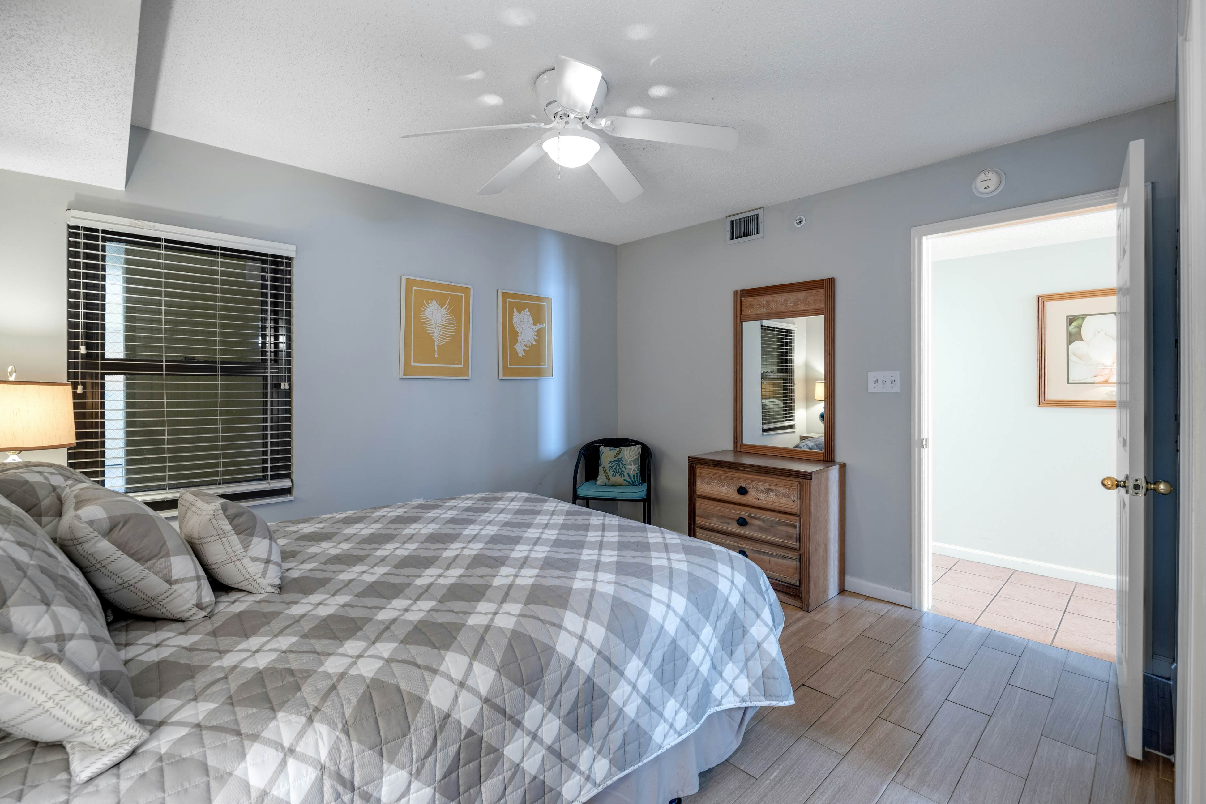 Oceanfront, third-floor villa with great views, balcony & 2 shared pools