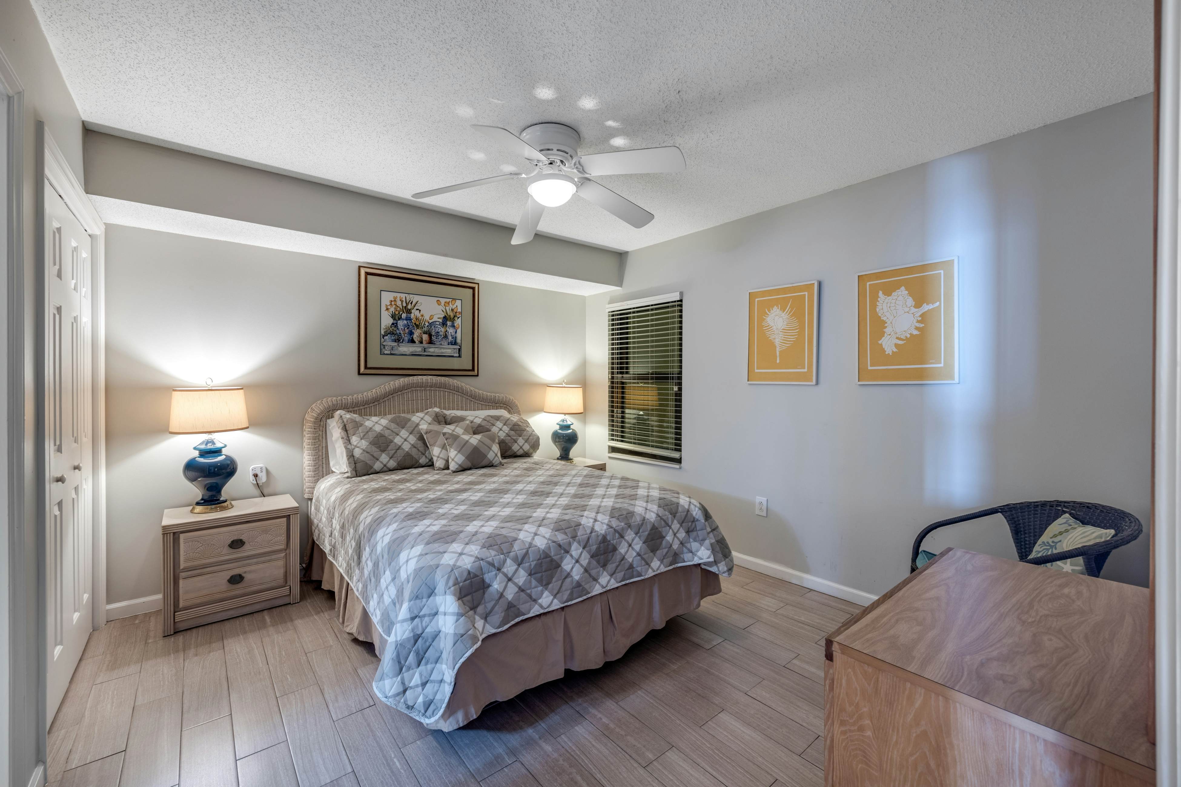 Oceanfront, third-floor villa with great views, balcony & 2 shared pools