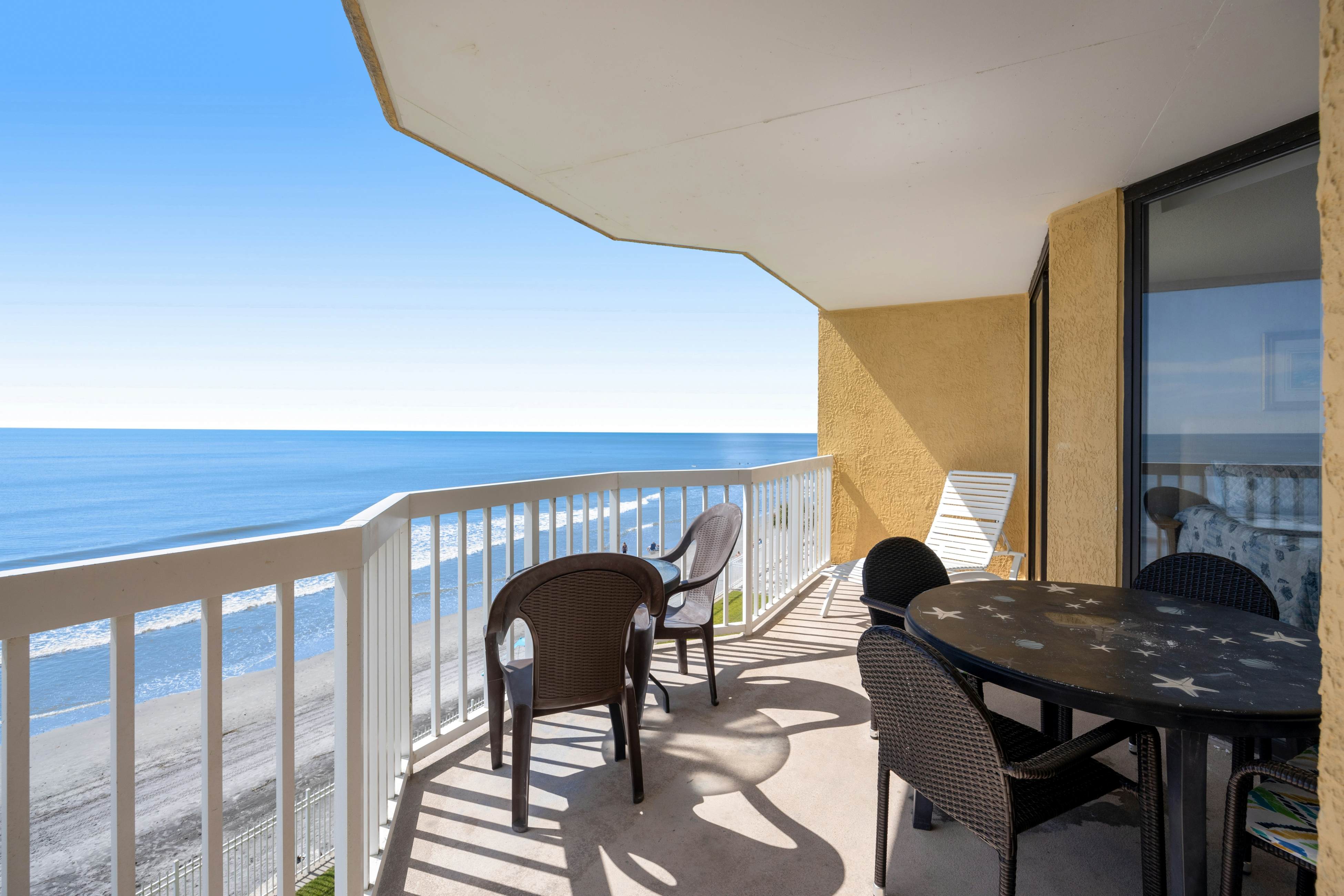 Oceanfront, third-floor villa with great views, balcony & 2 shared pools