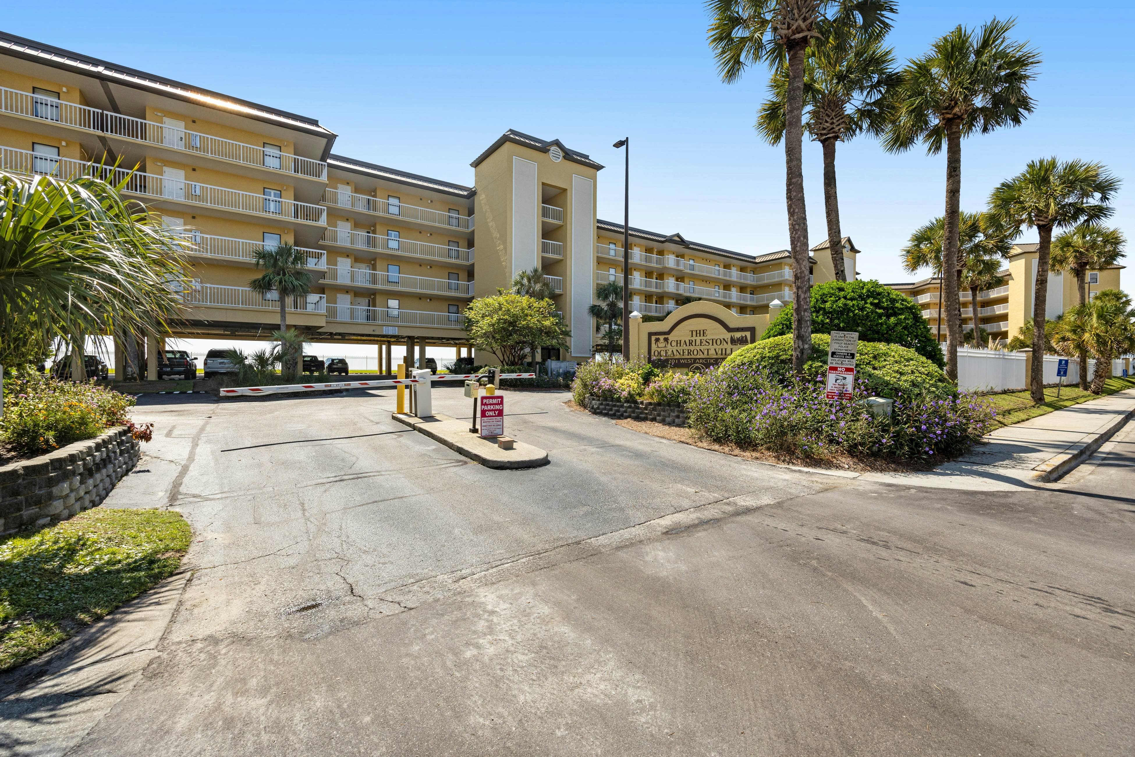 Oceanfront, third-floor villa with great views, balcony & 2 shared pools