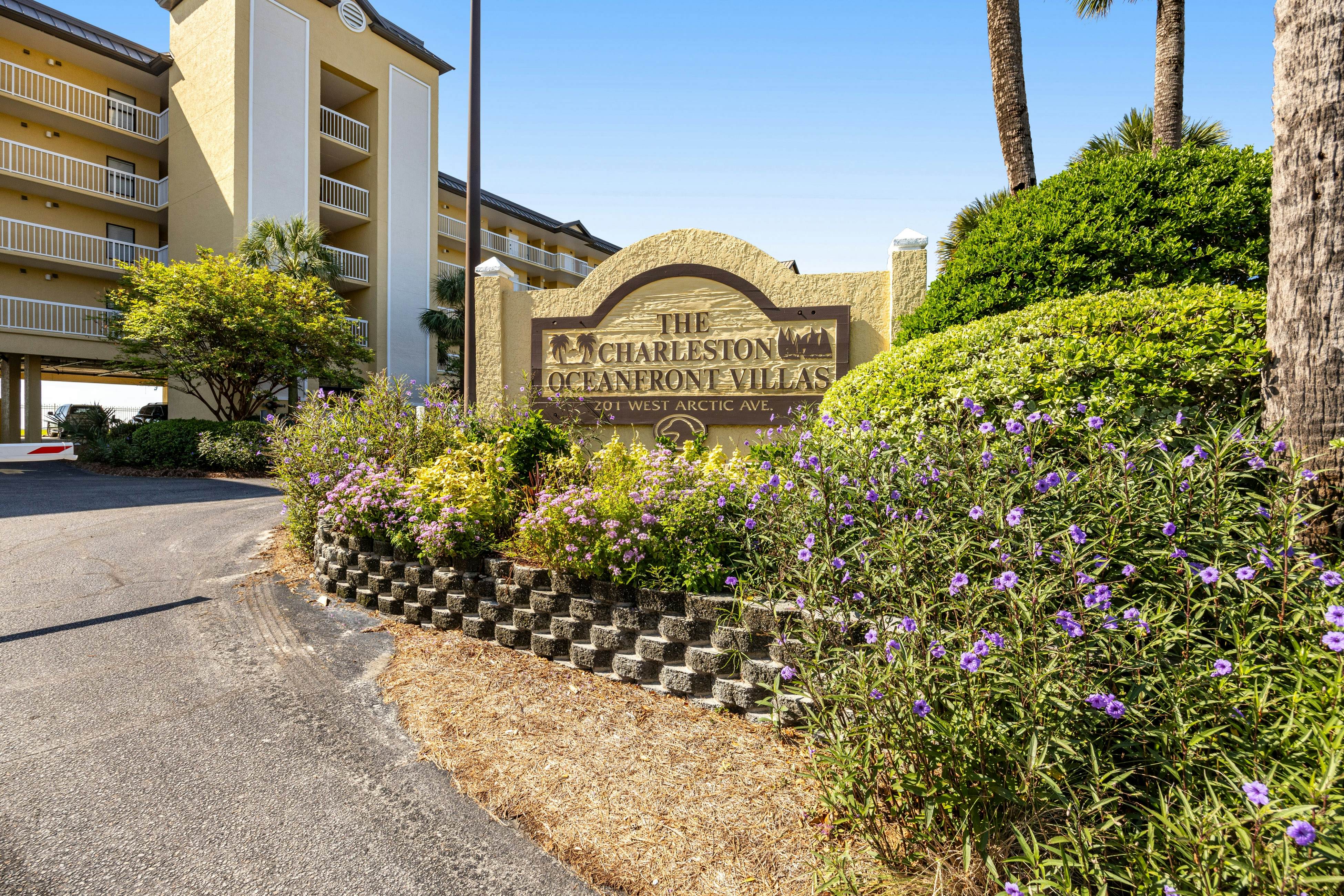 Oceanfront, third-floor villa with great views, balcony & 2 shared pools