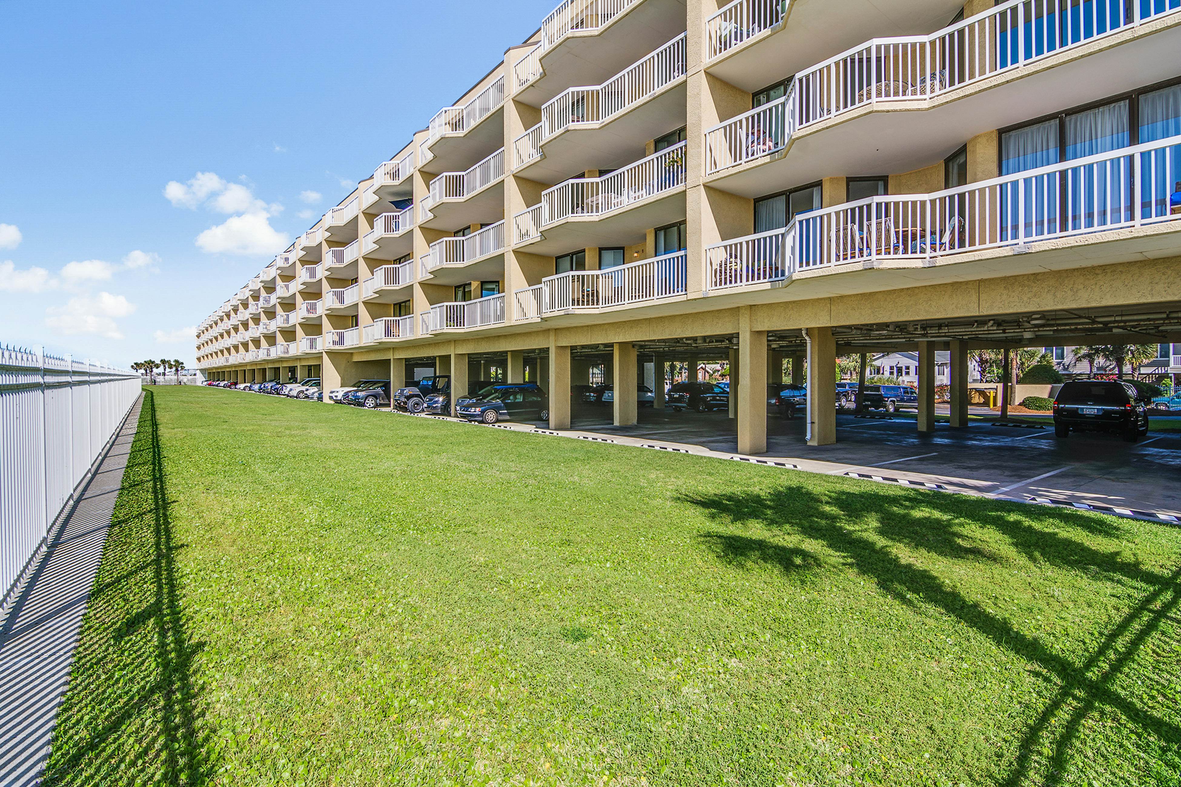 Oceanfront, third-floor villa with great views, balcony & 2 shared pools