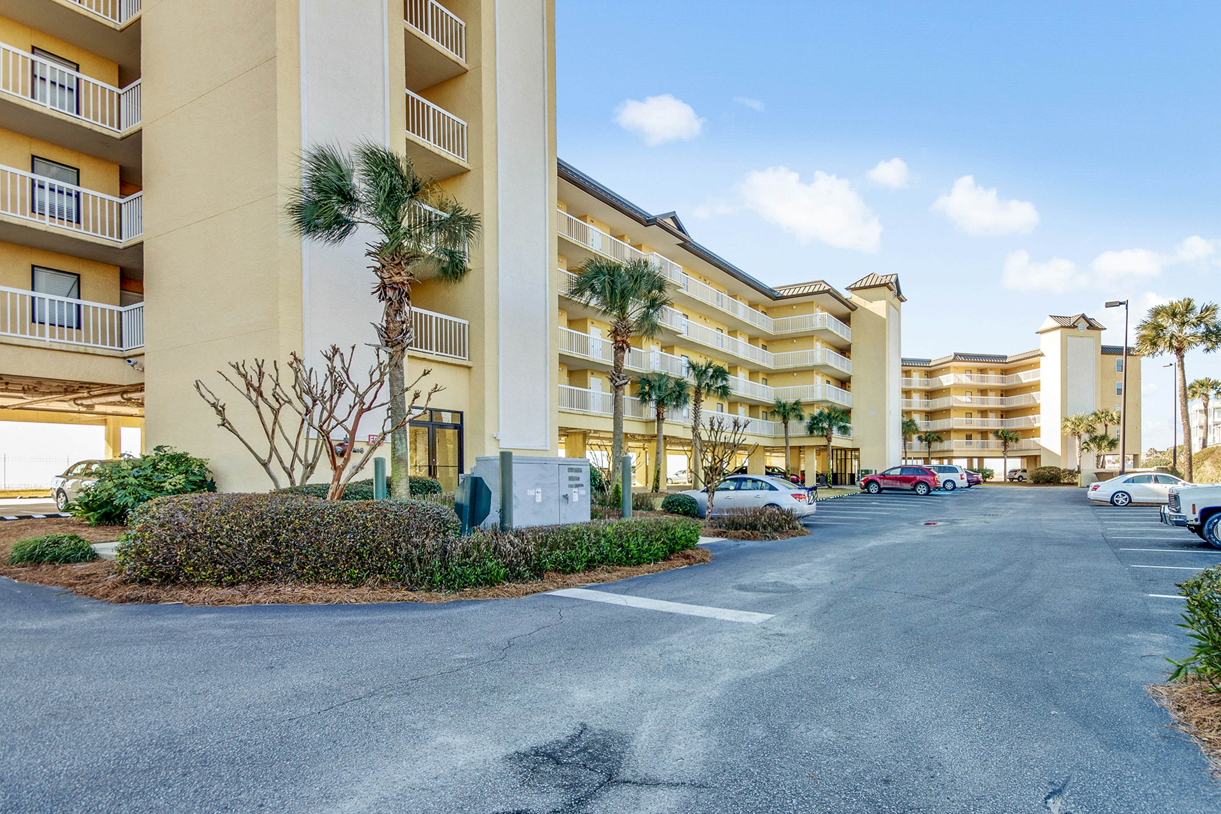Oceanfront, third-floor villa with great views, balcony & 2 shared pools