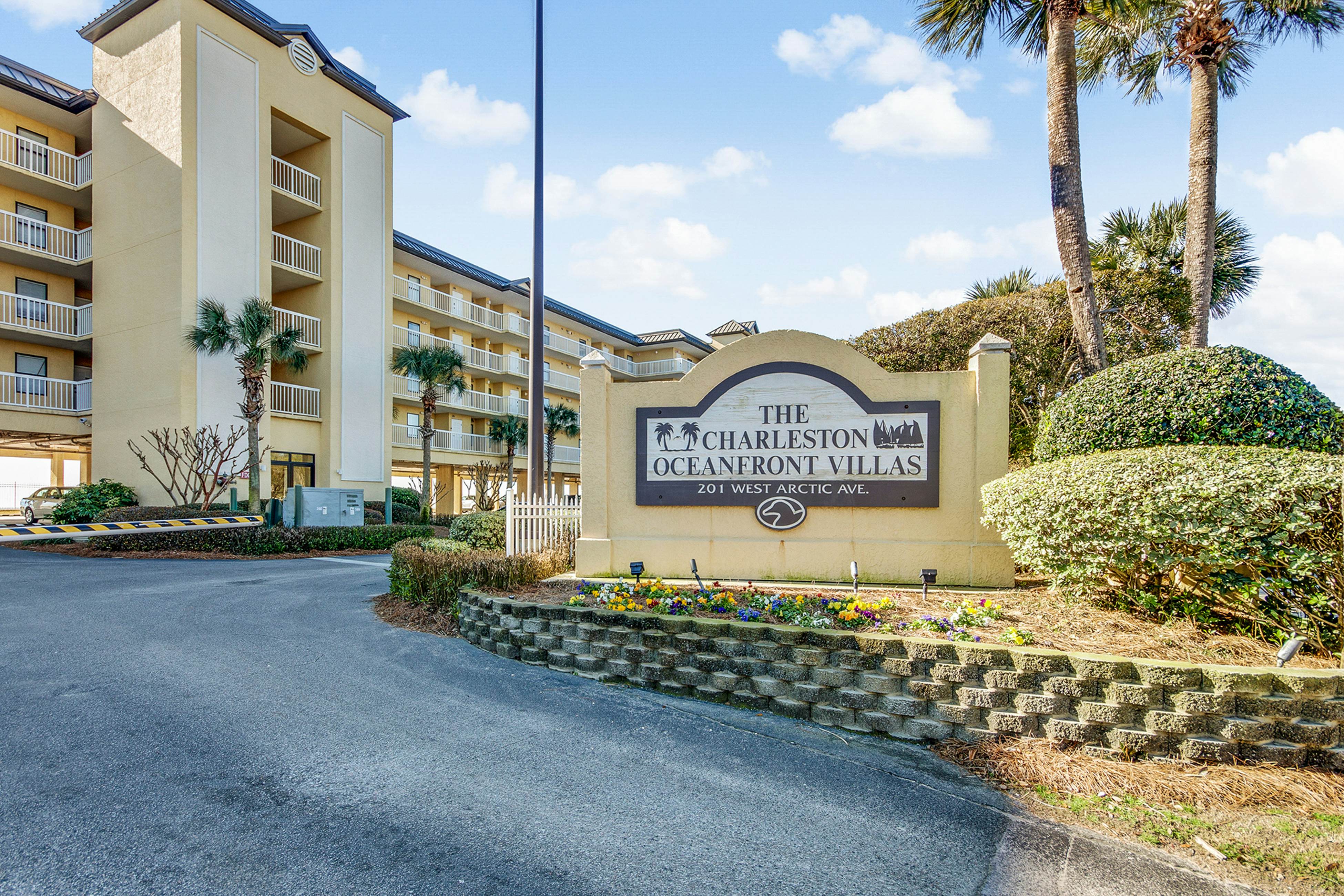 Oceanfront, third-floor villa with great views, balcony & 2 shared pools