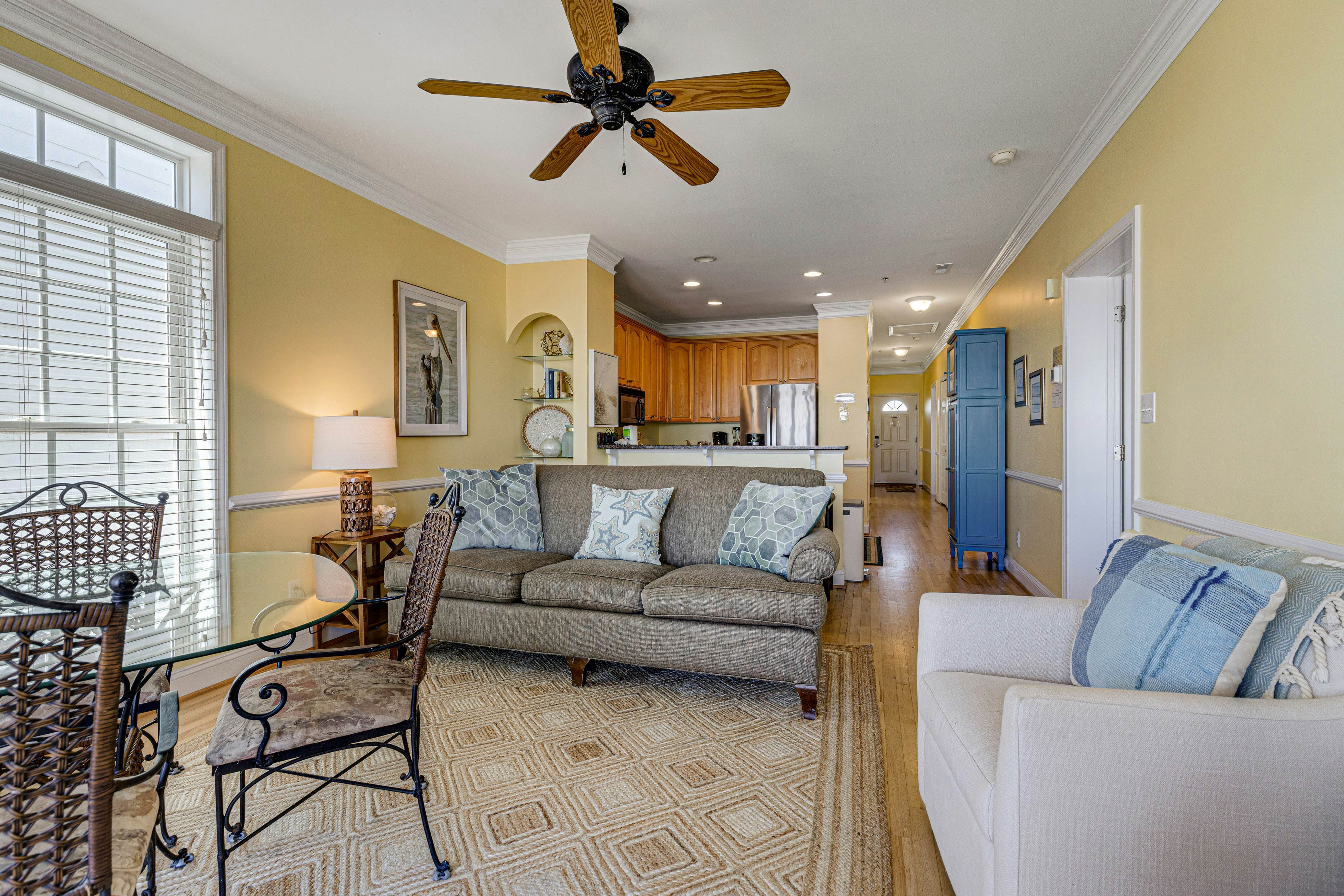 Third-floor condo with views of the ocean & shared pool